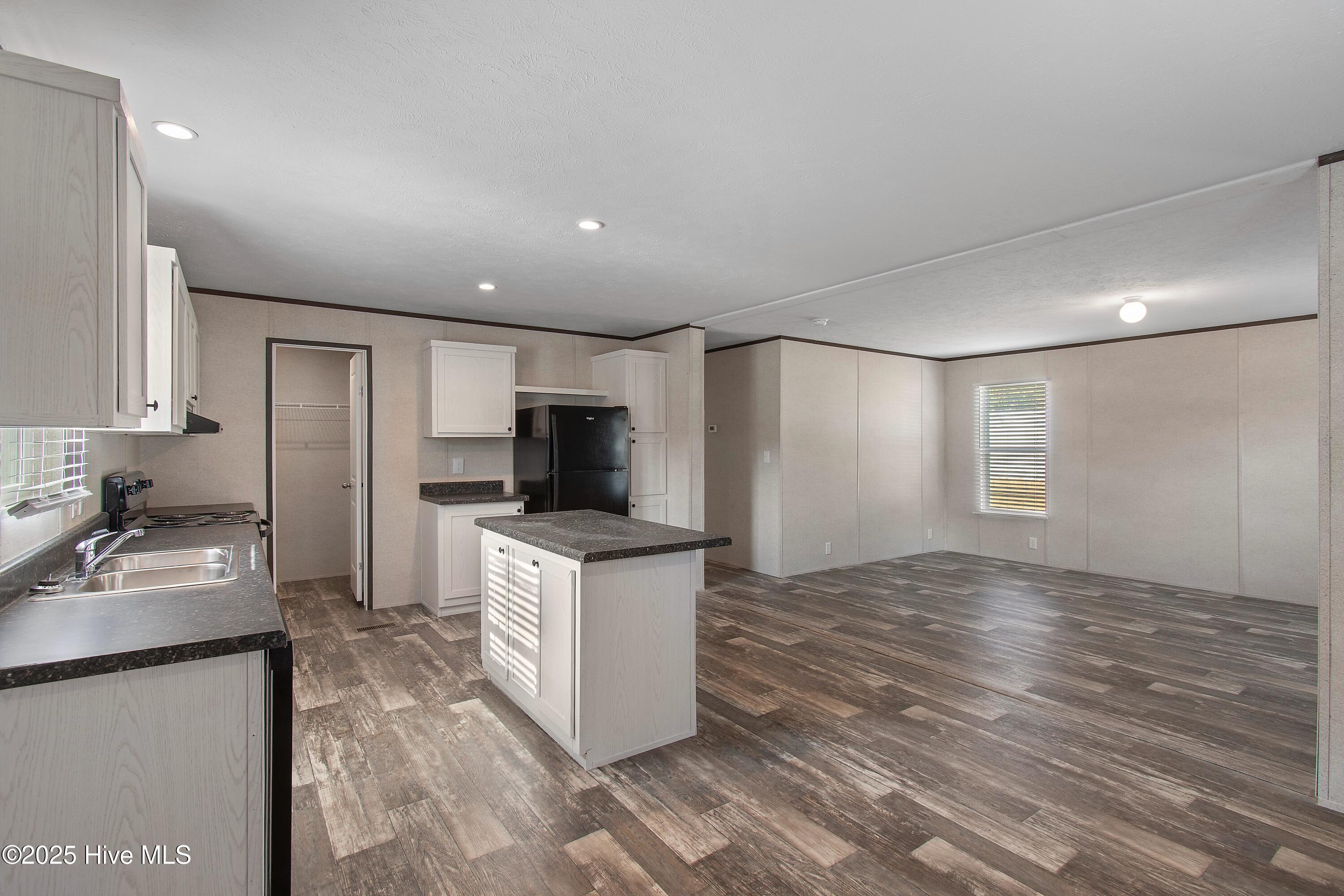 100542046 | Photo 11