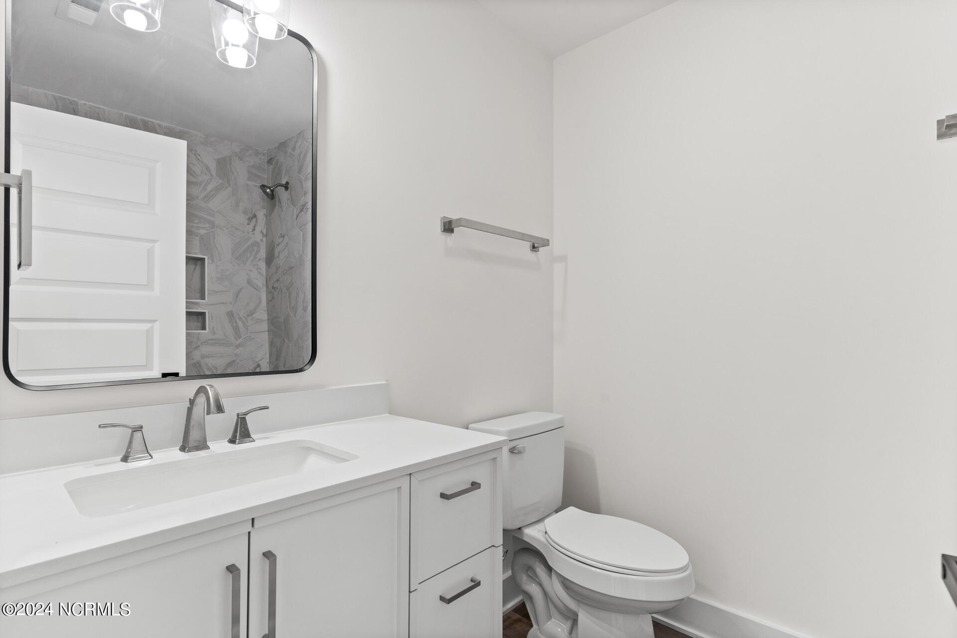 100549617 | Photo 30