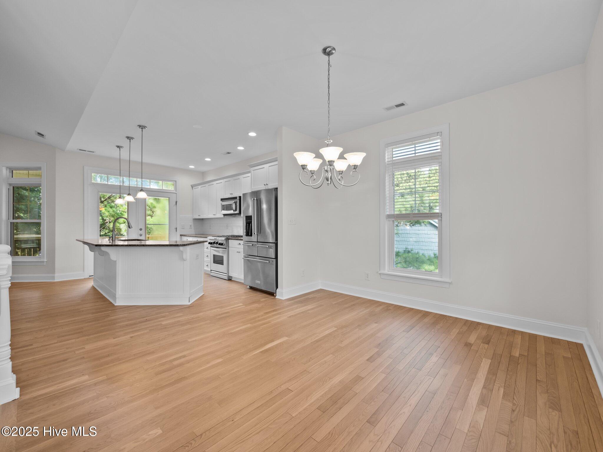 100518679 | Photo 11