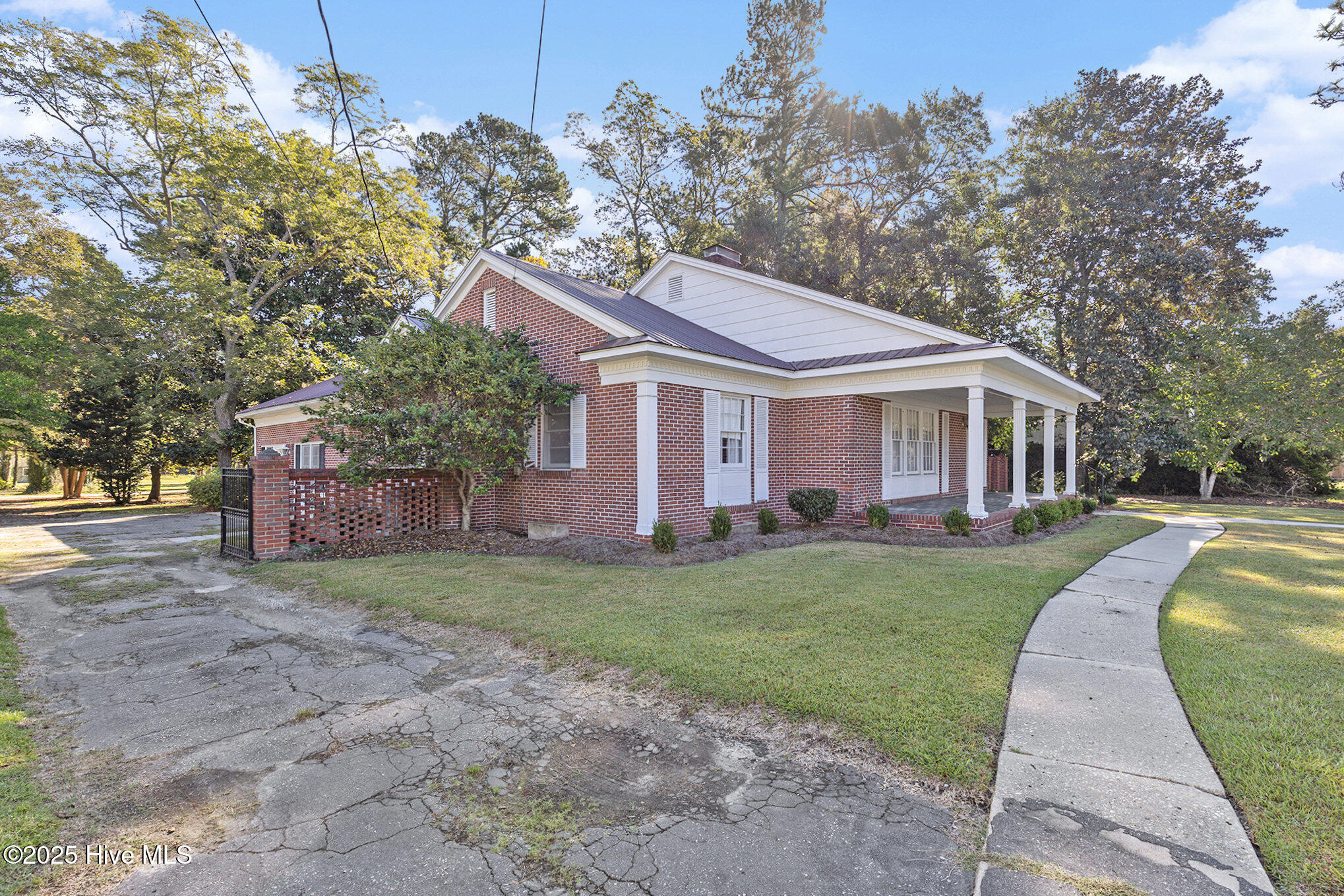 Homes for sale in Tabor City, NC | 211 Pireway Rd, Tabor City, NC 28463 | MLS# 100537209