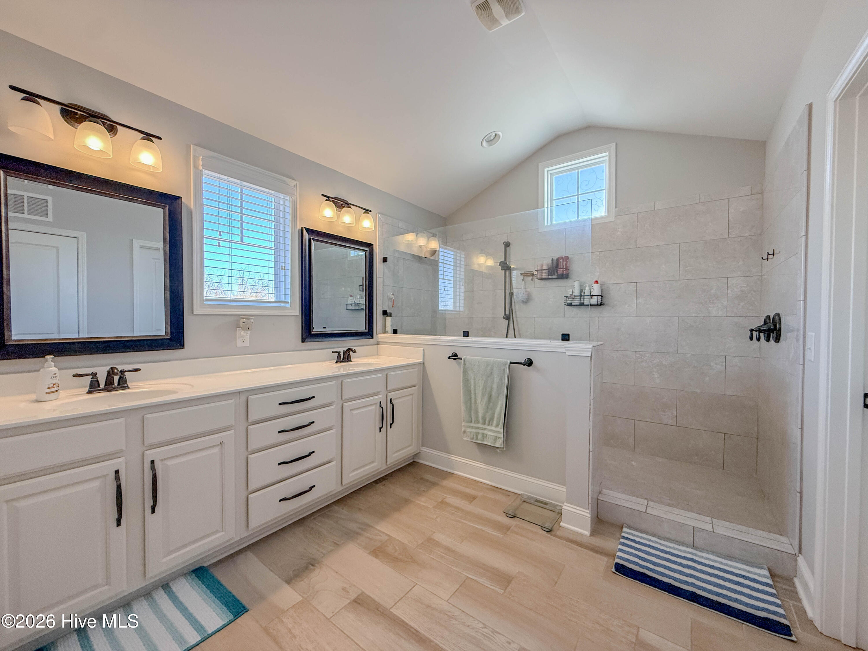 100553968 | Photo 26