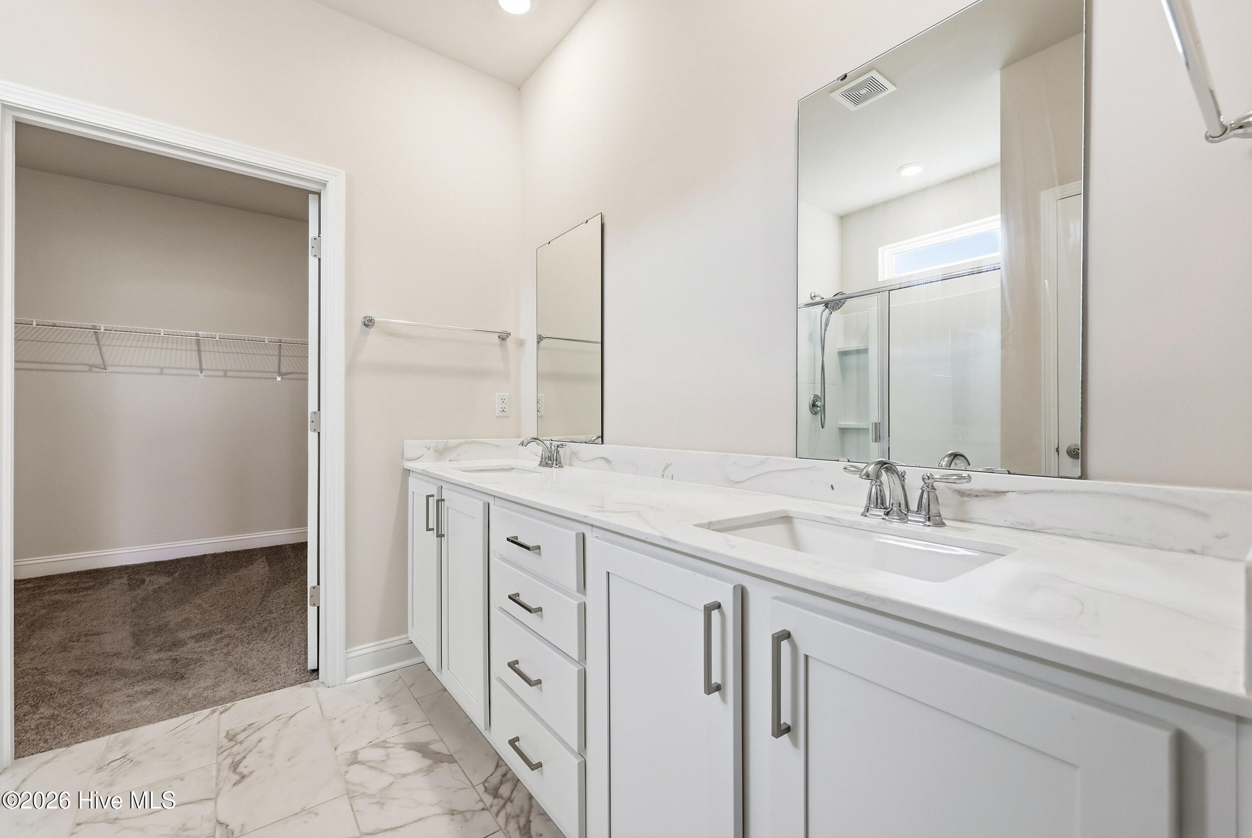 100558001 | Photo 26