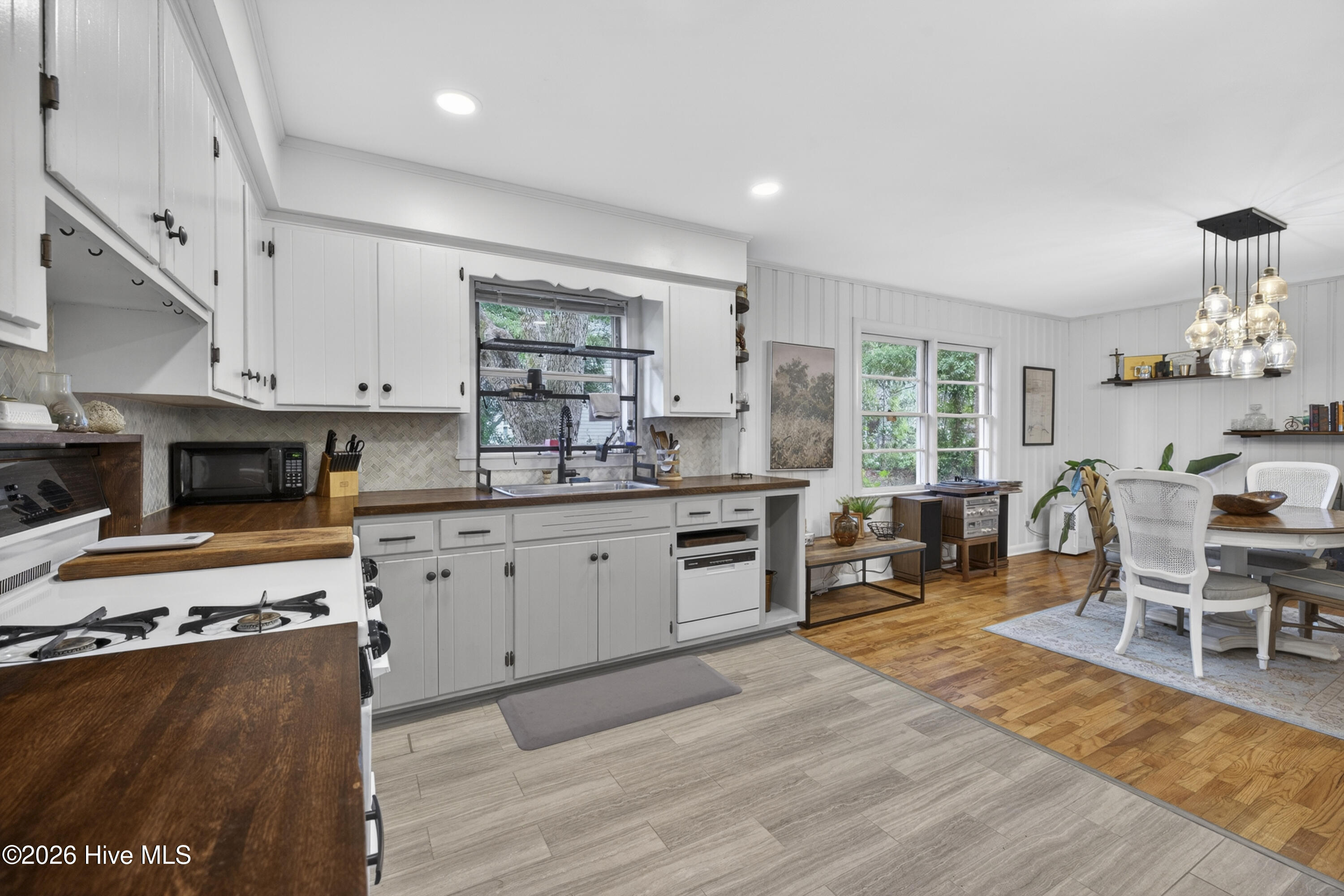 100570211 | Photo 26