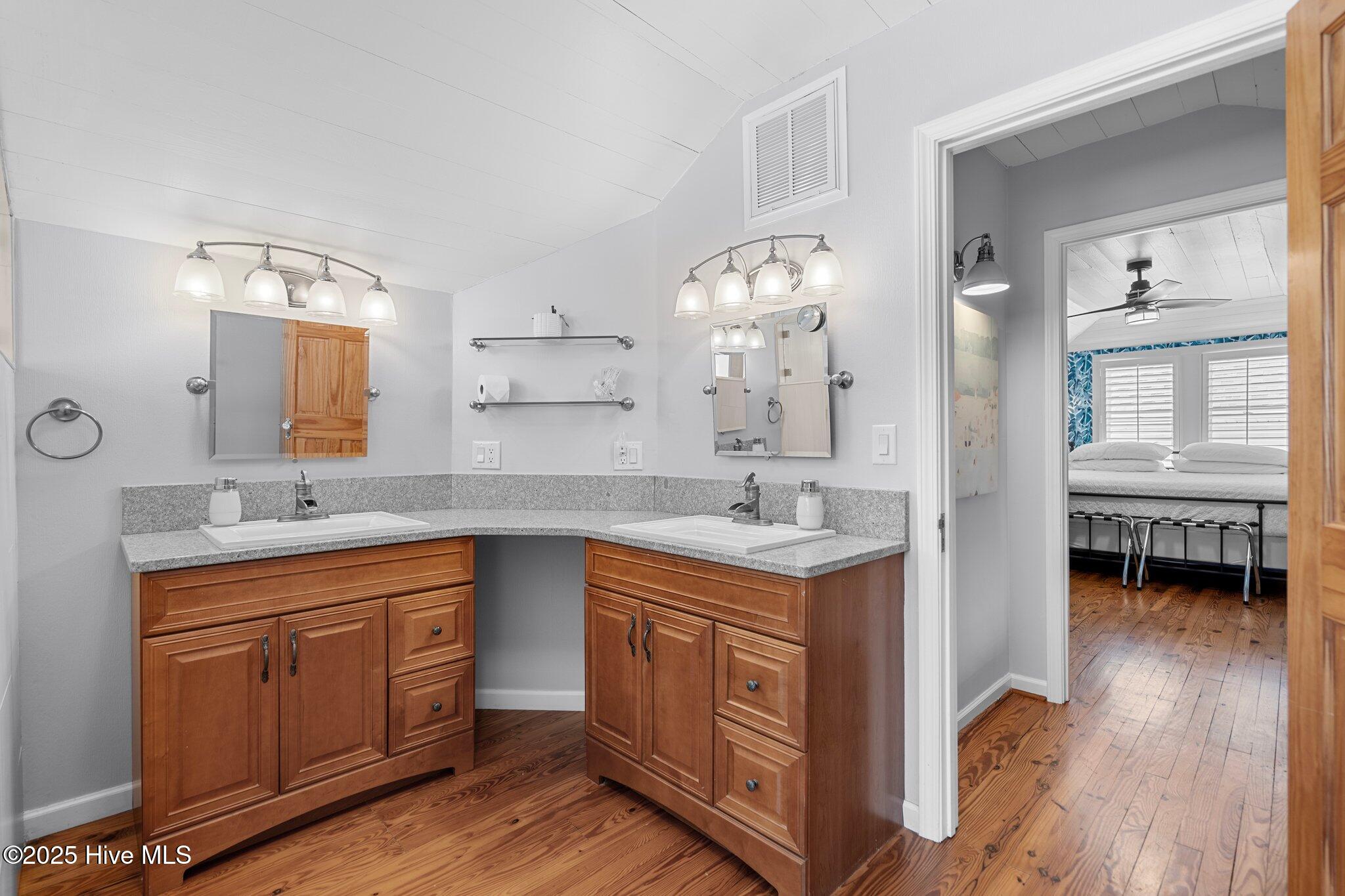 100532110 | Photo 45