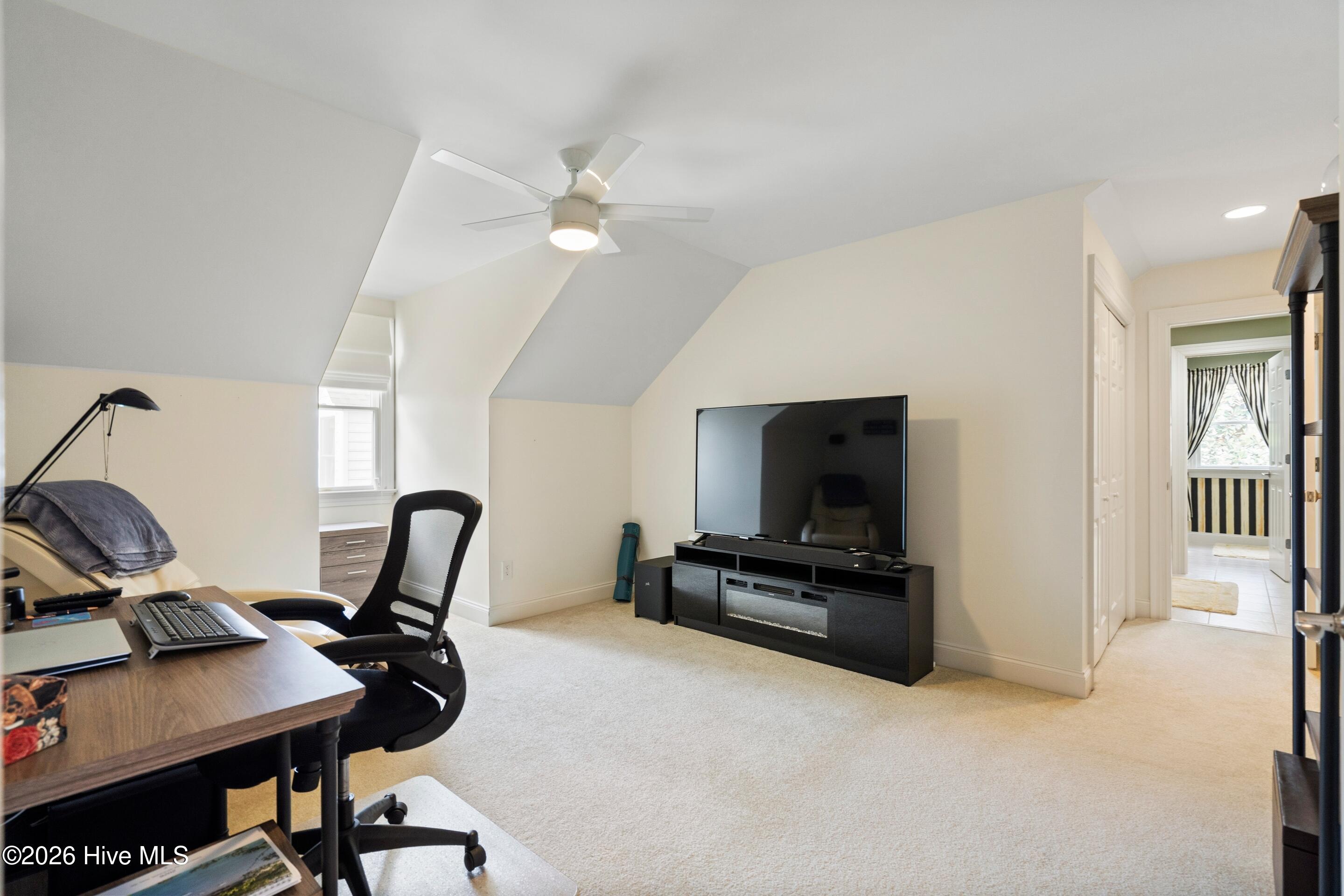 100548933 | Photo 51