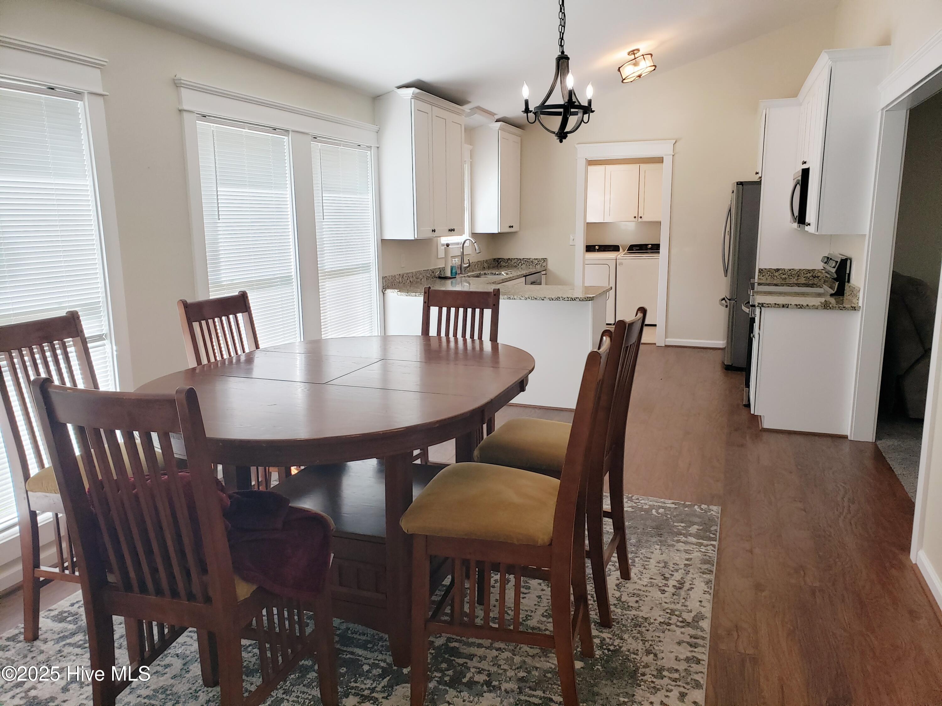 100520817 | Photo 14