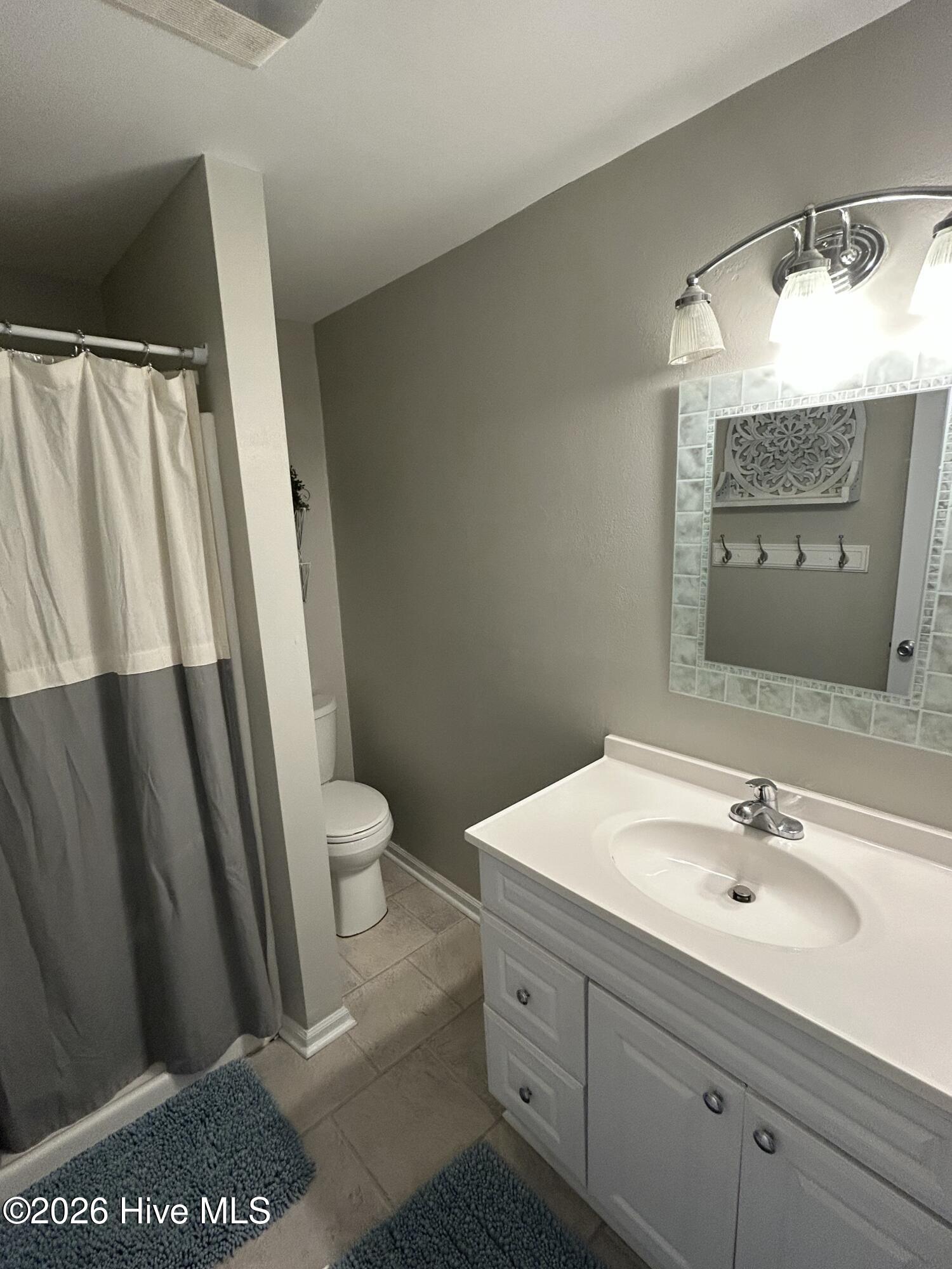 100560284 | Photo 19