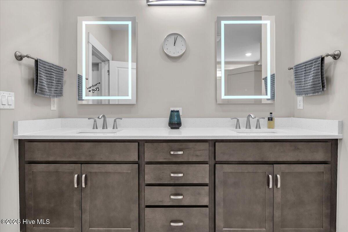 100558709 | Photo 47