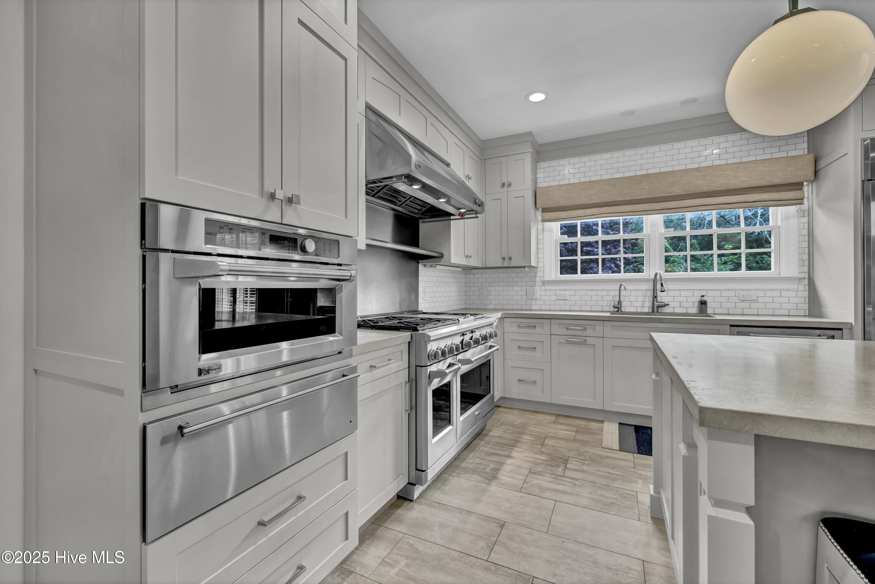 100519719 | Photo 32