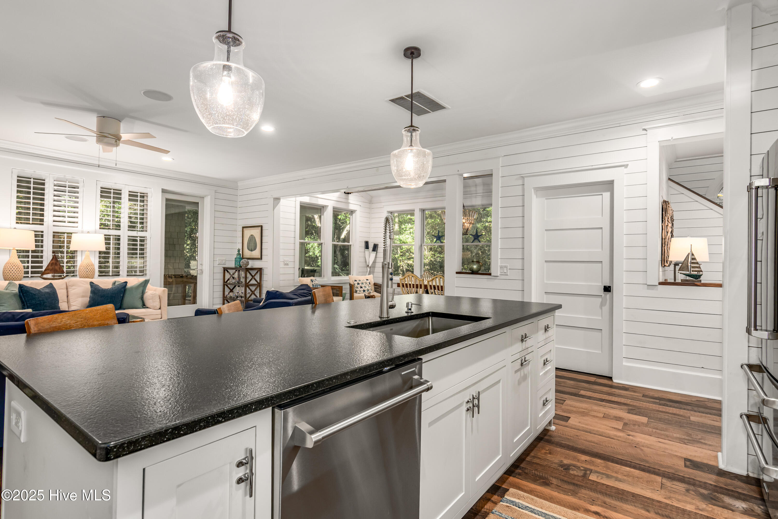 100530236 | Photo 17