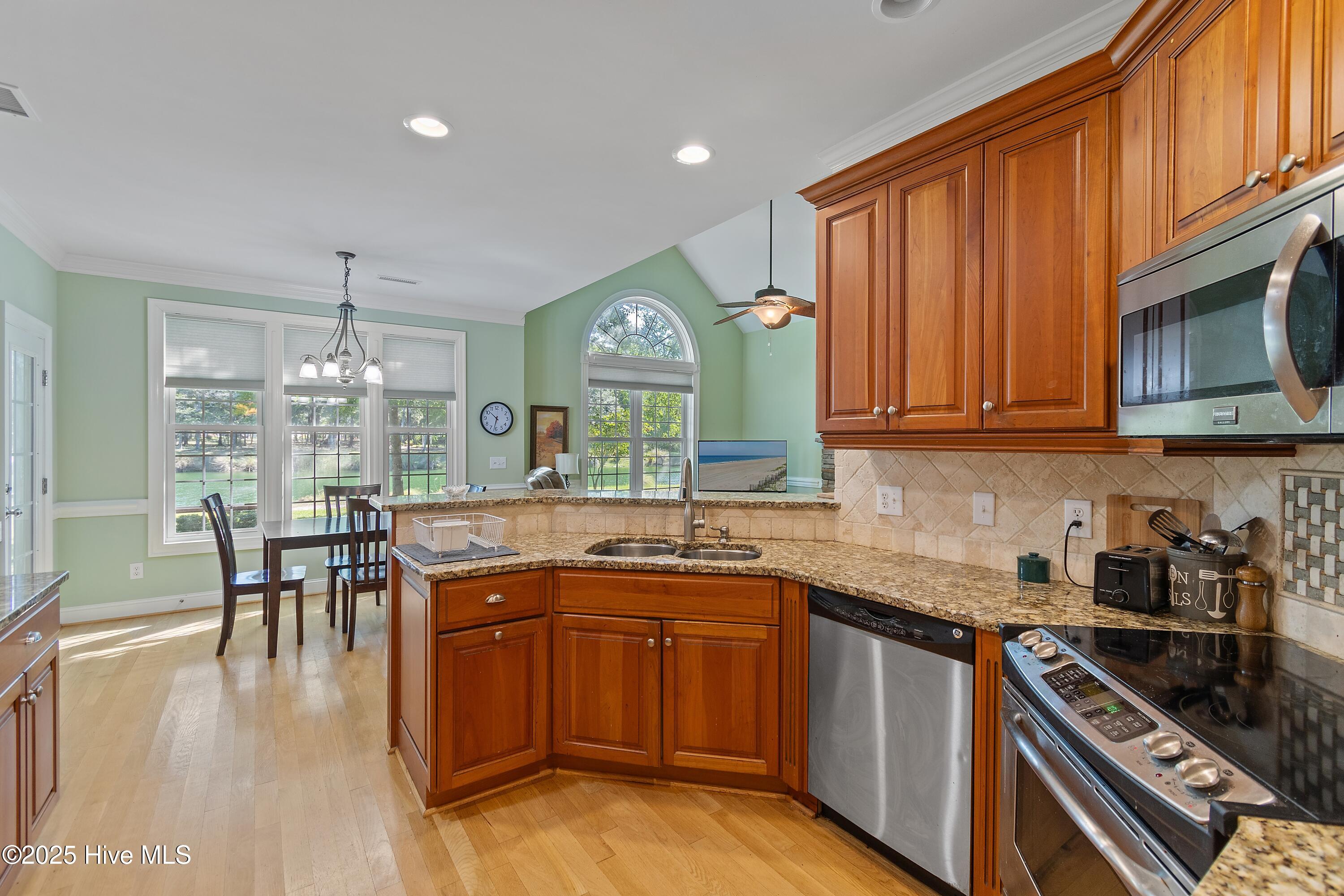 100528627 | Photo 15