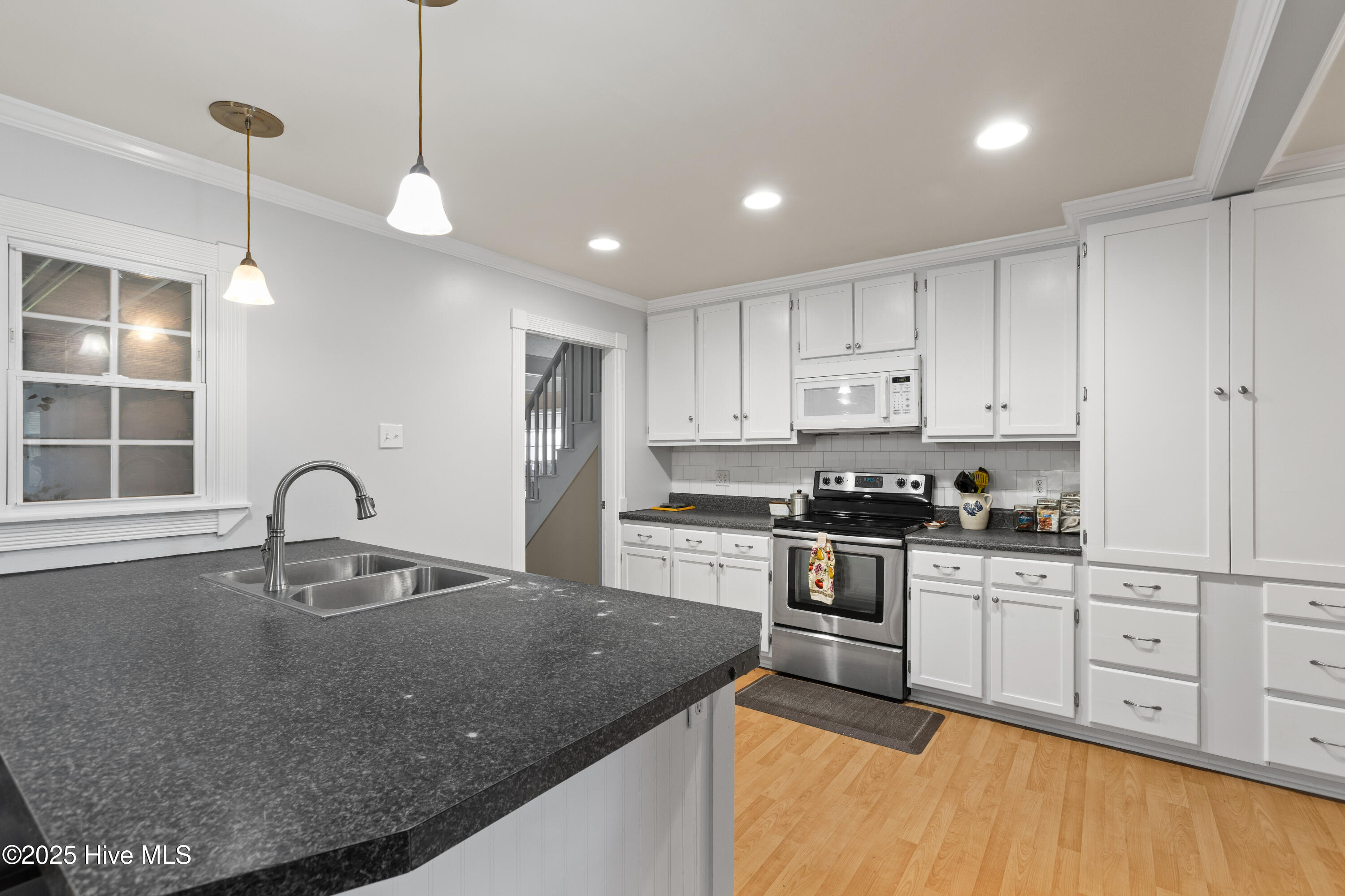 105 University Drive, Jacksonville, NC 28546 – photo 10: Kitchen