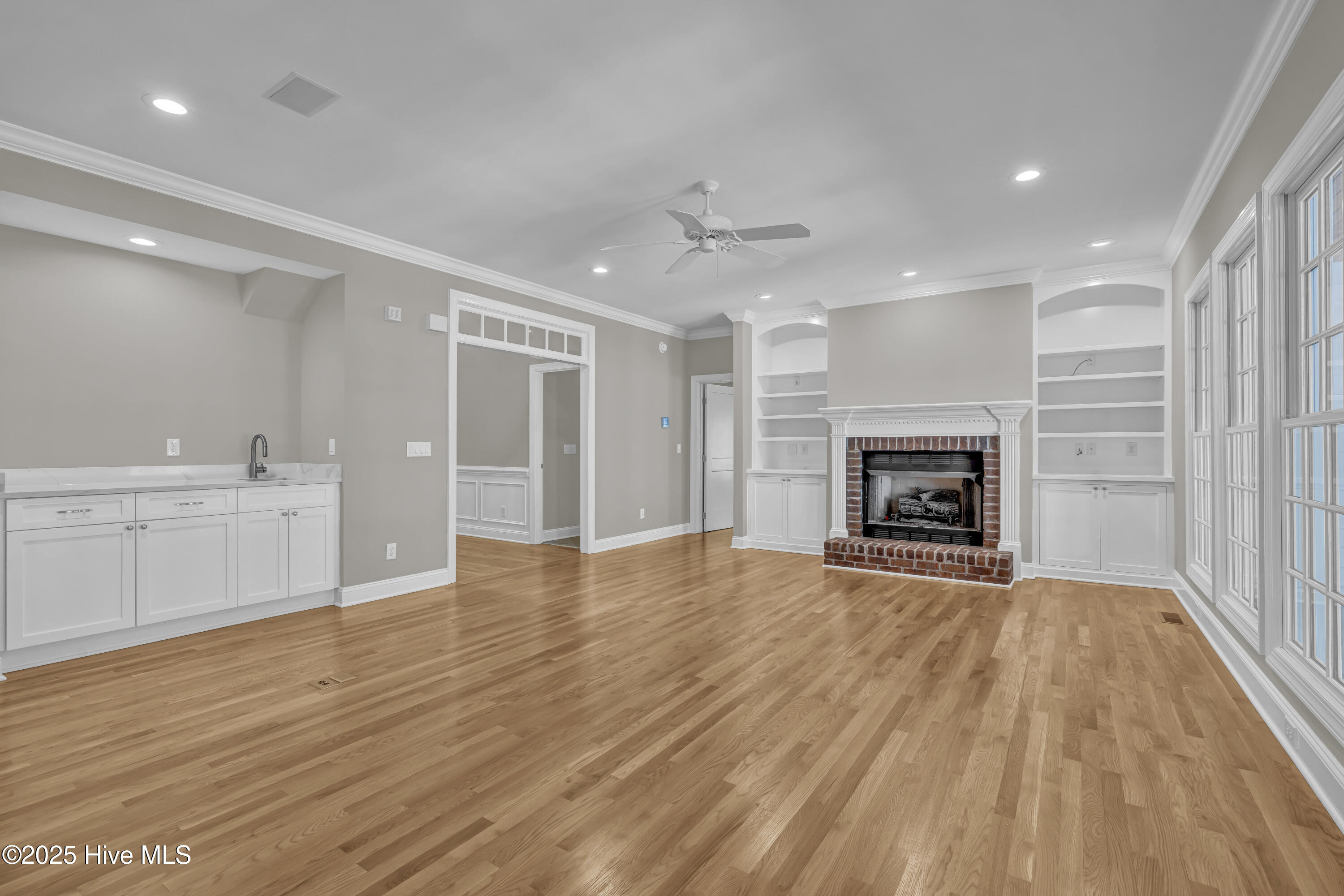 100565717 | Photo 23