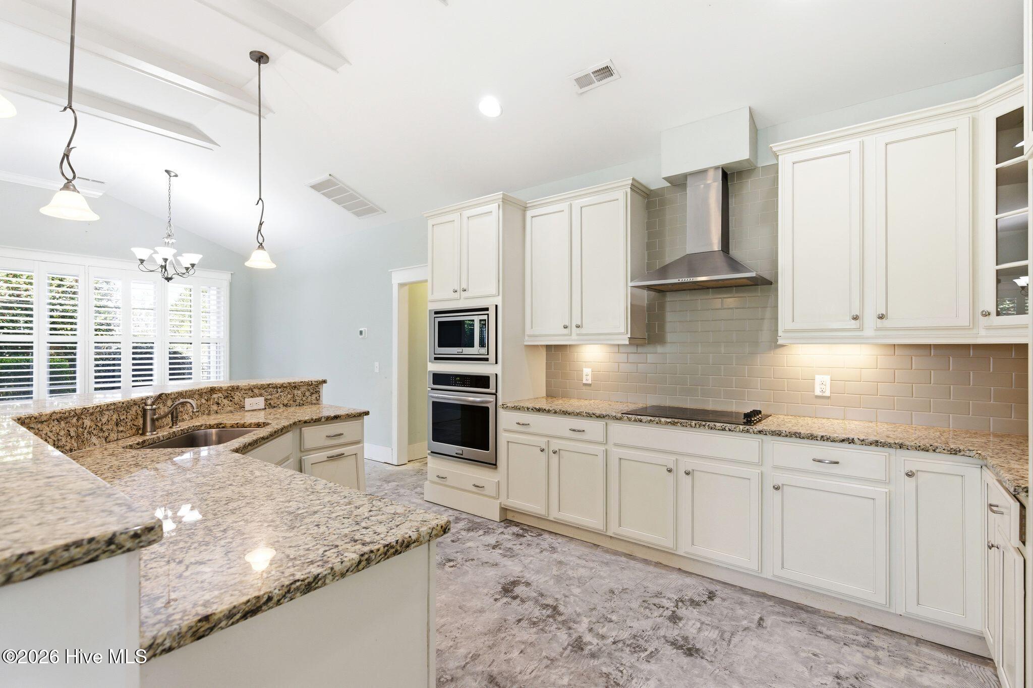 100564306 | Photo 12