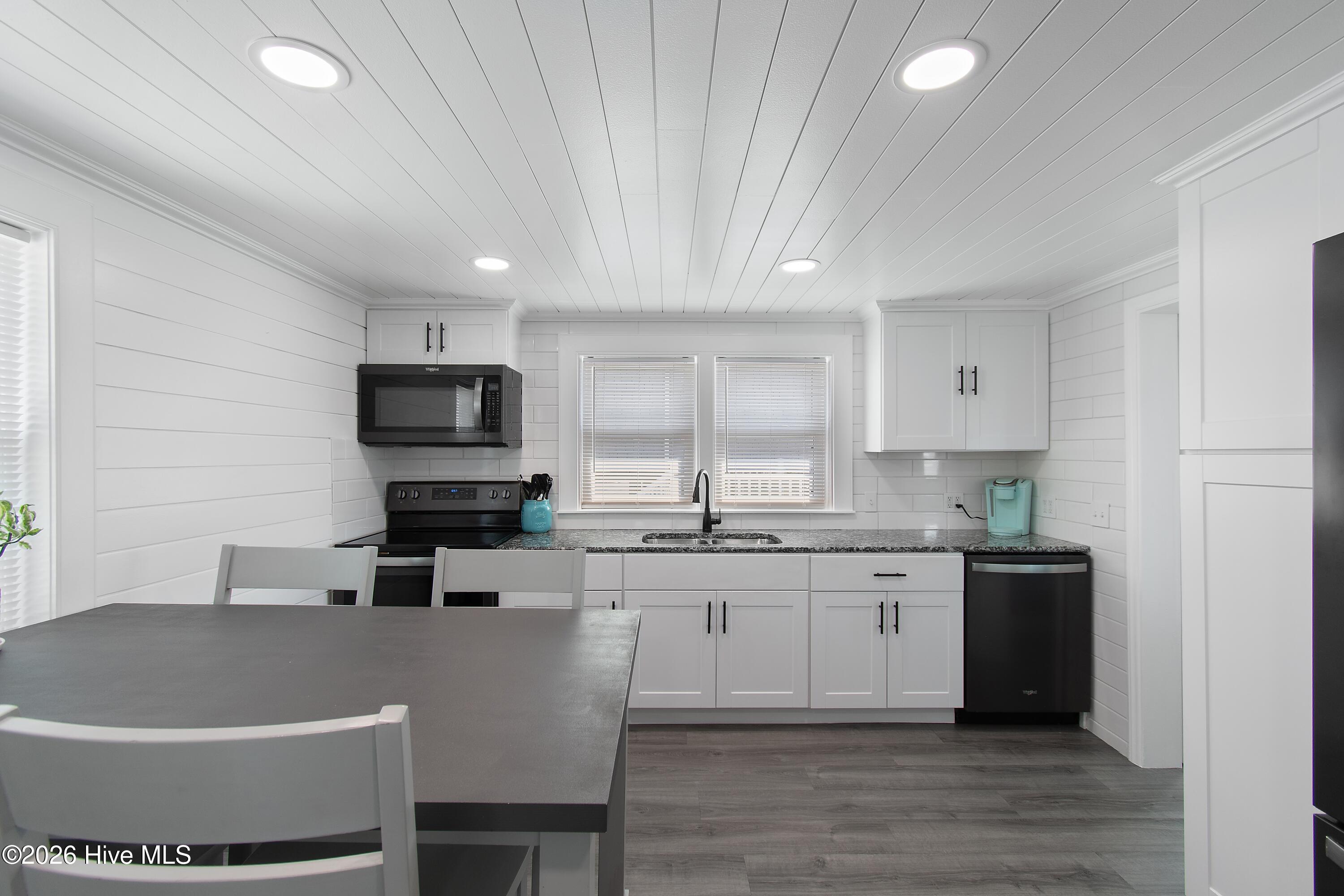 100567968 | Photo 30