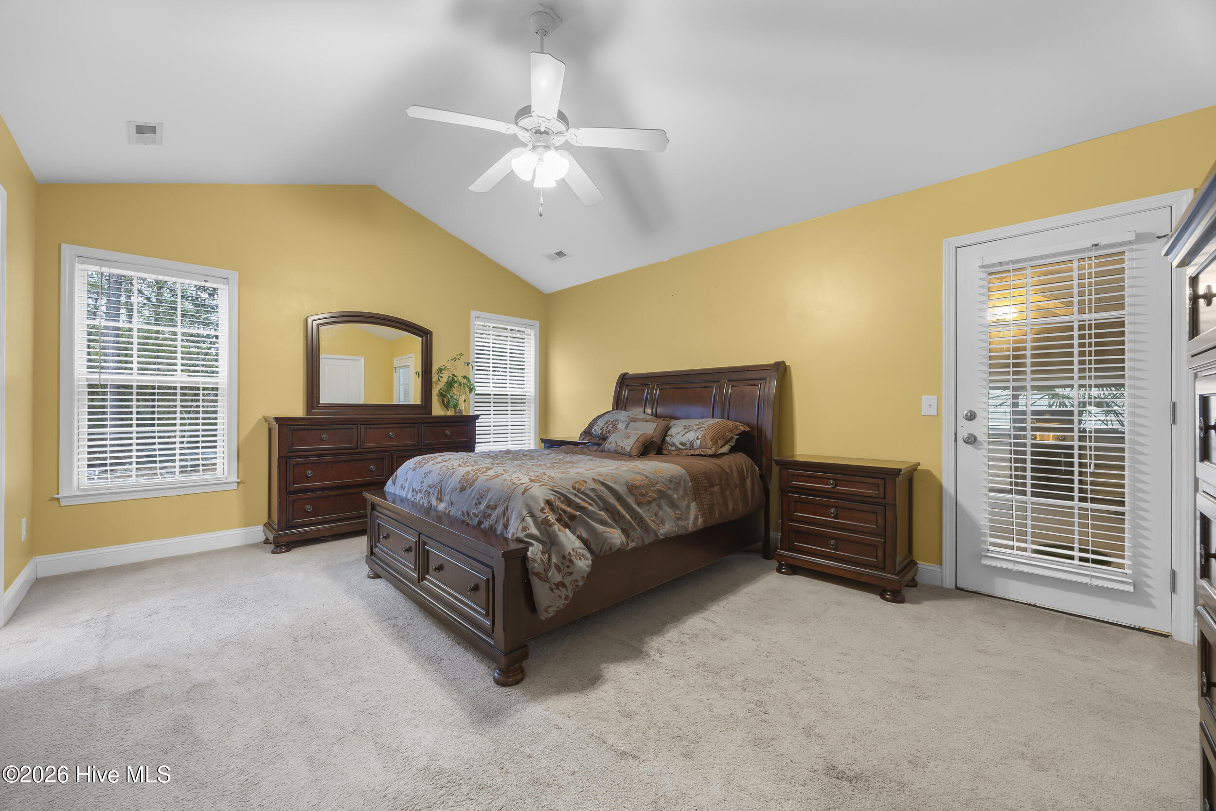 100549388 | Photo 15