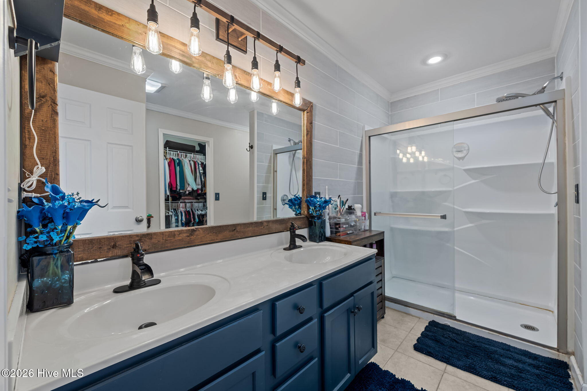 100557668 | Photo 44