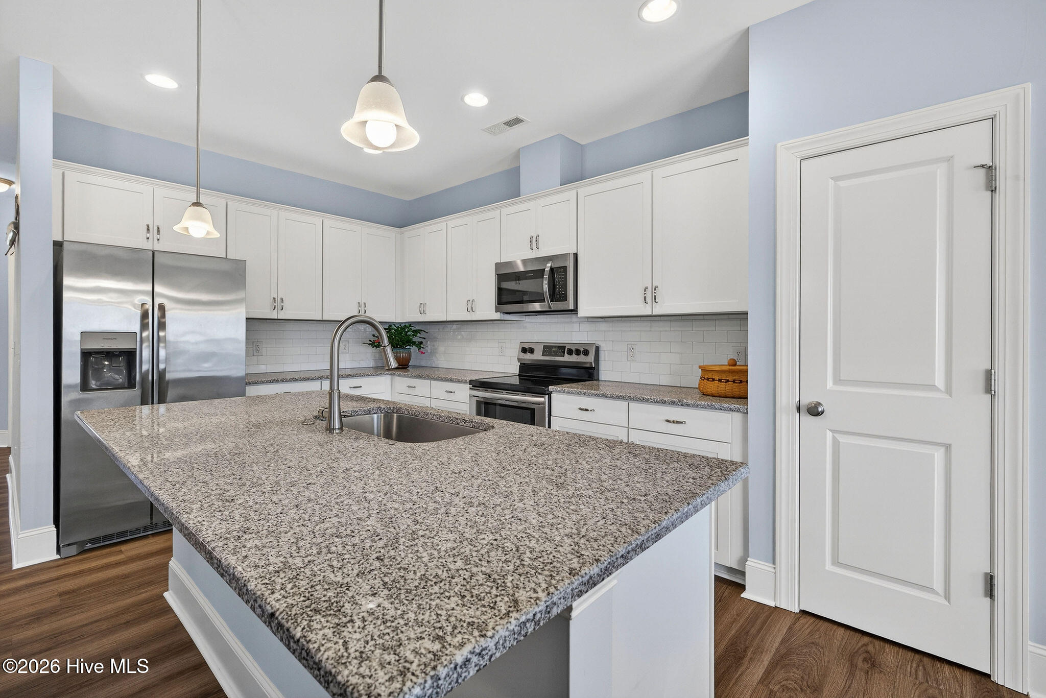 100563102 | Photo 11