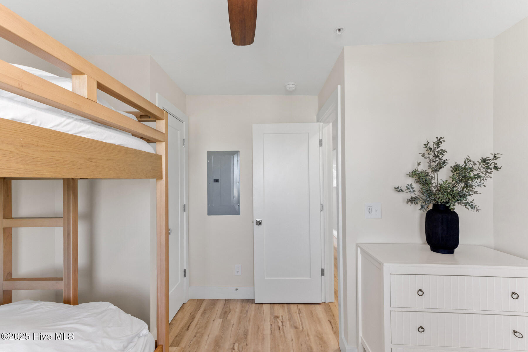 100503111 | Photo 23