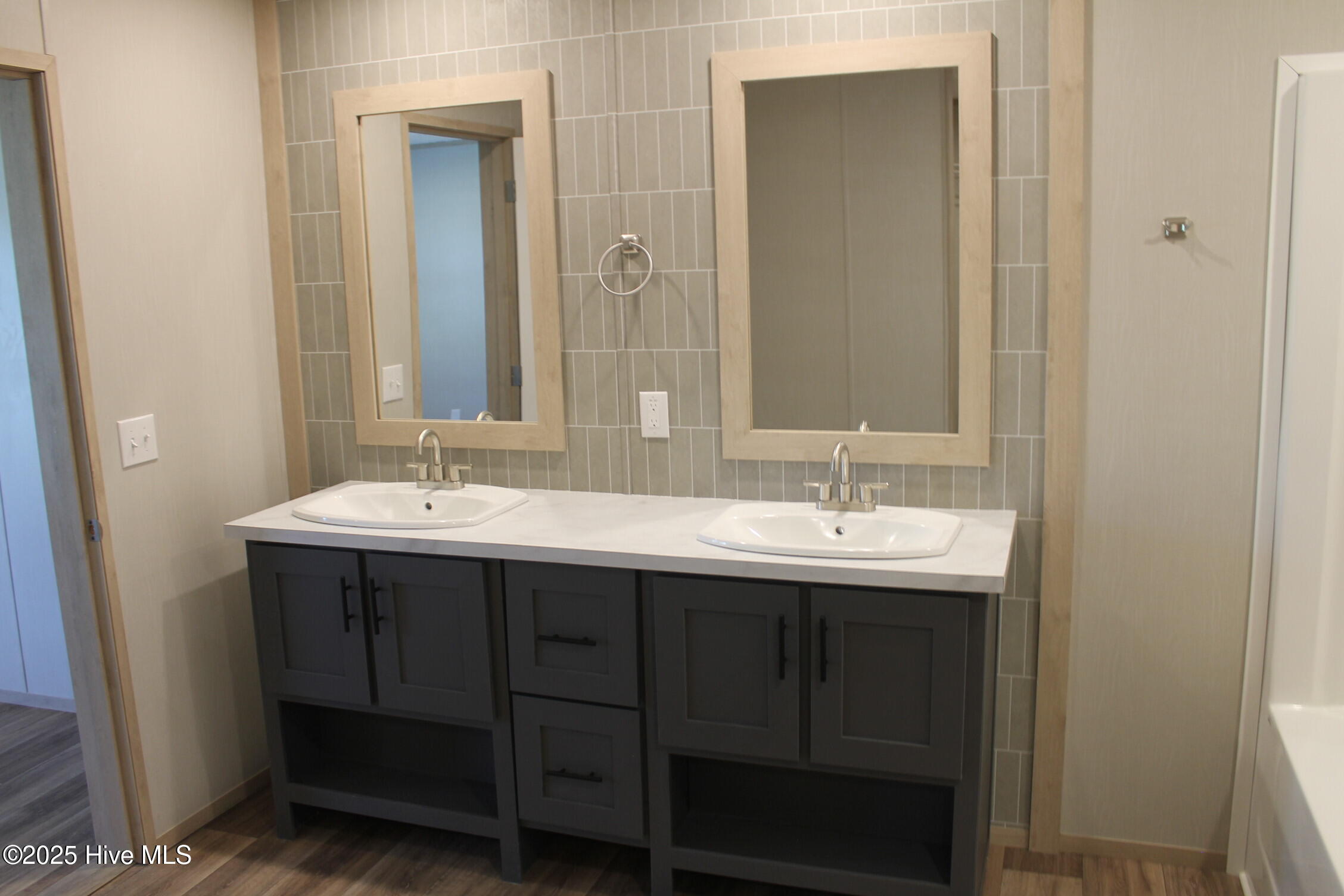 100528403 | Photo 34