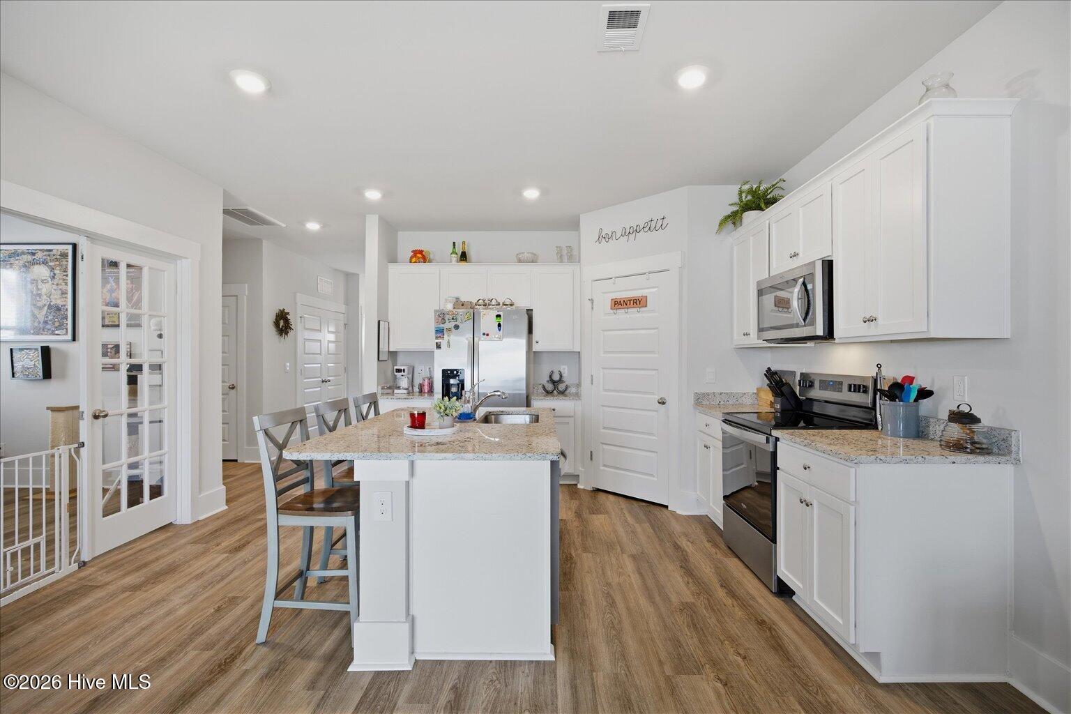 100568001 | Photo 21