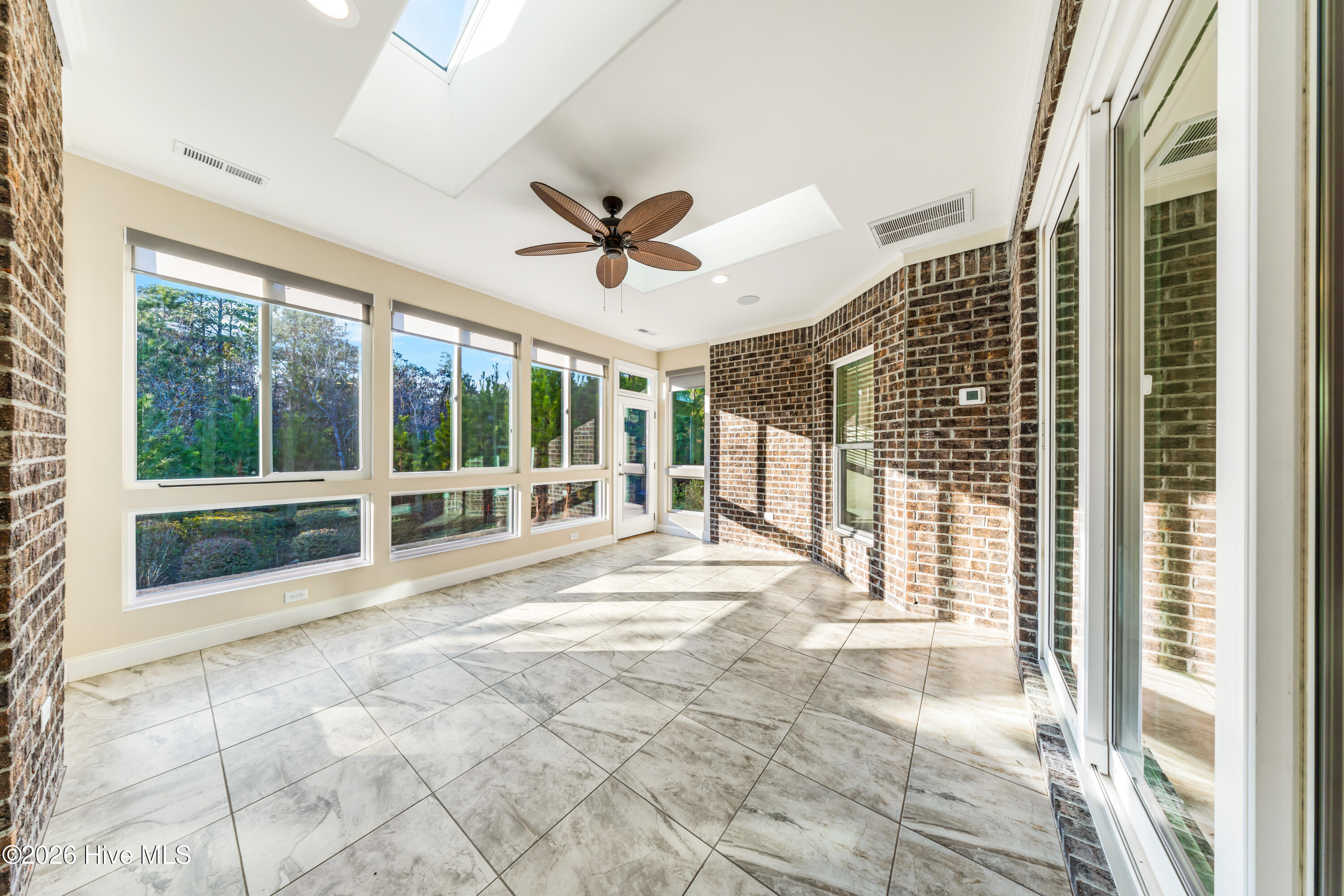 100536175 | Photo 30