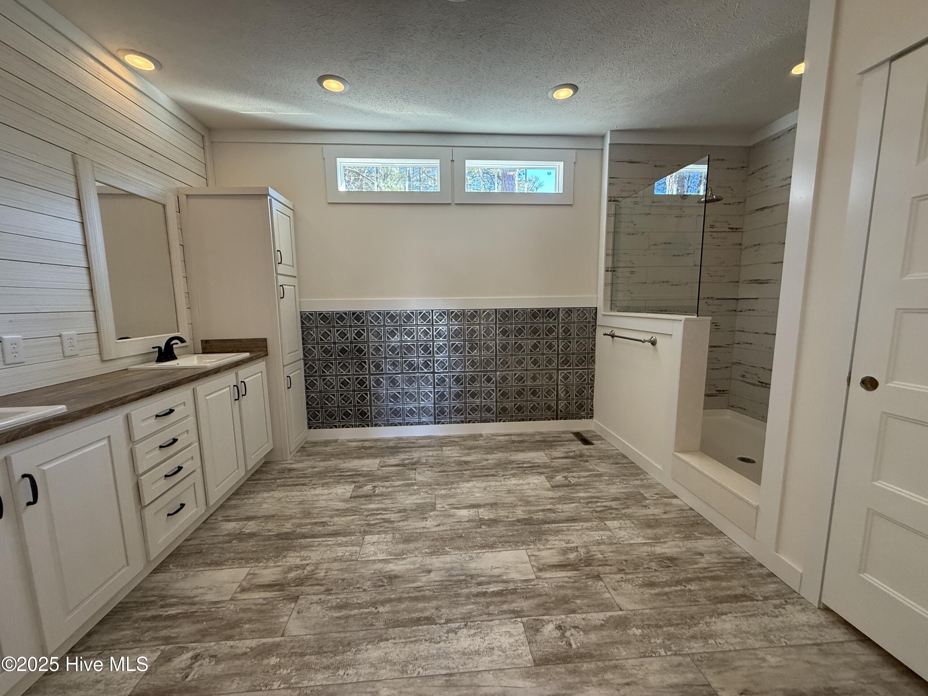 100558282 | Photo 24