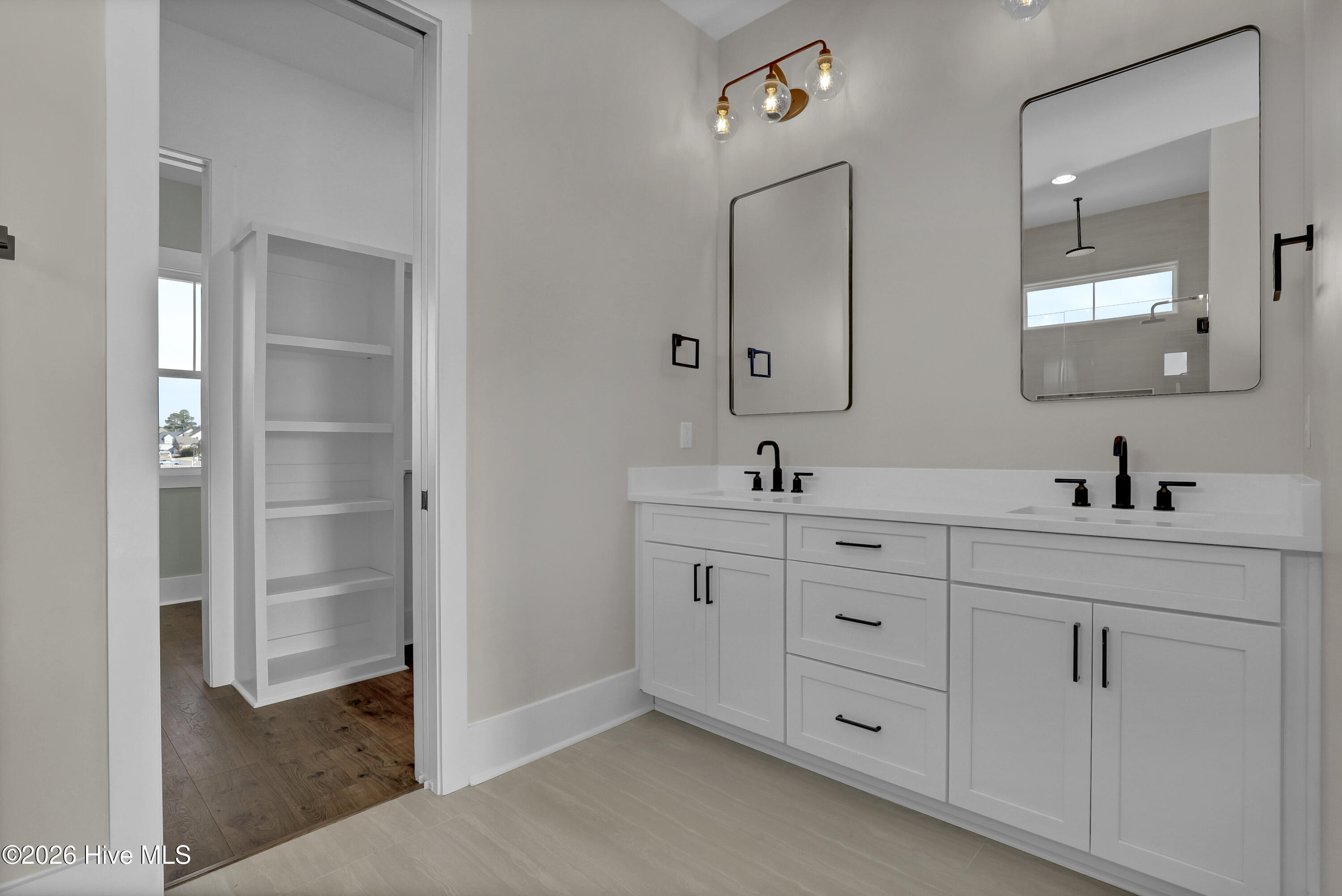 100566719 | Photo 18