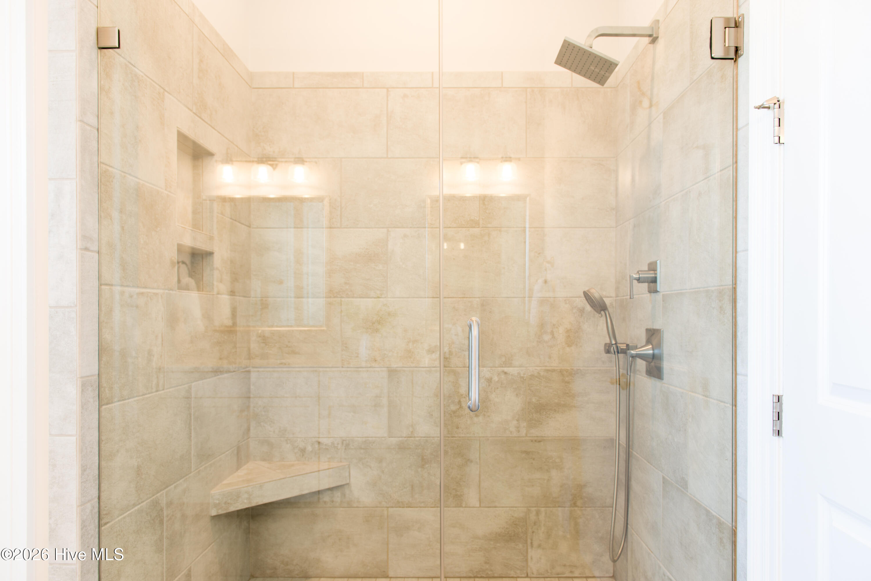 100560299 | Photo 51