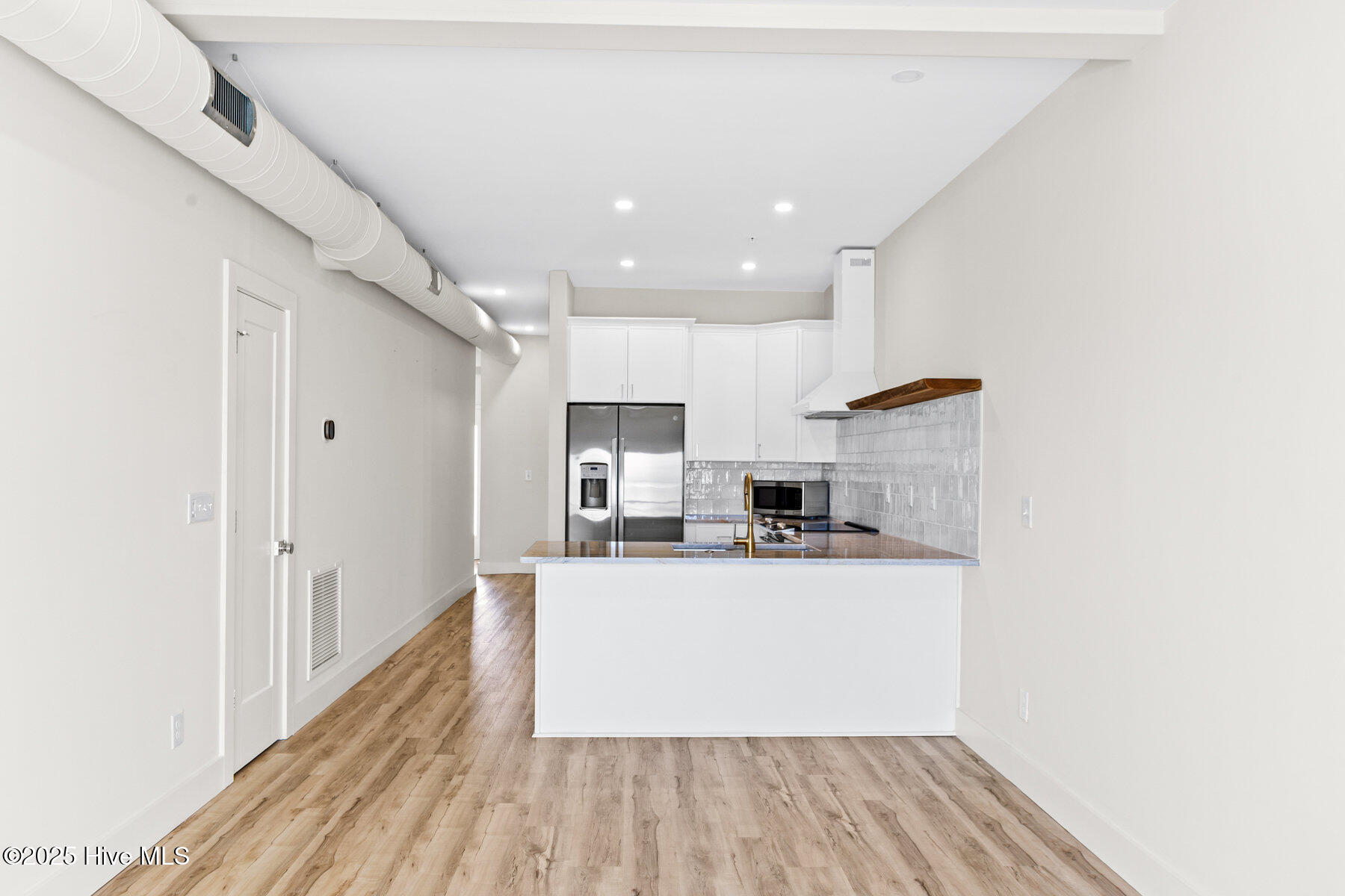 100510467 | Photo 11