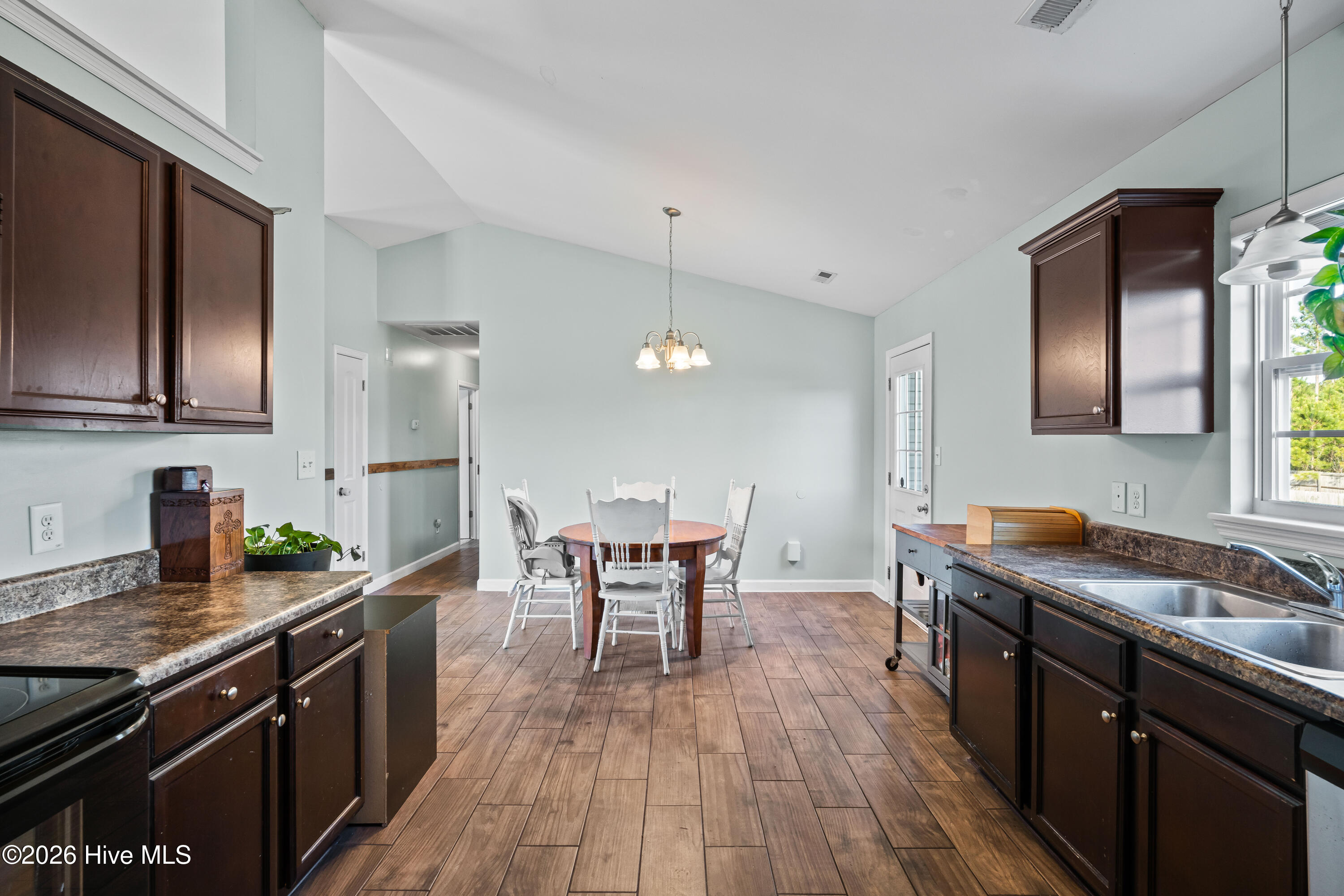 100562954 | Photo 10