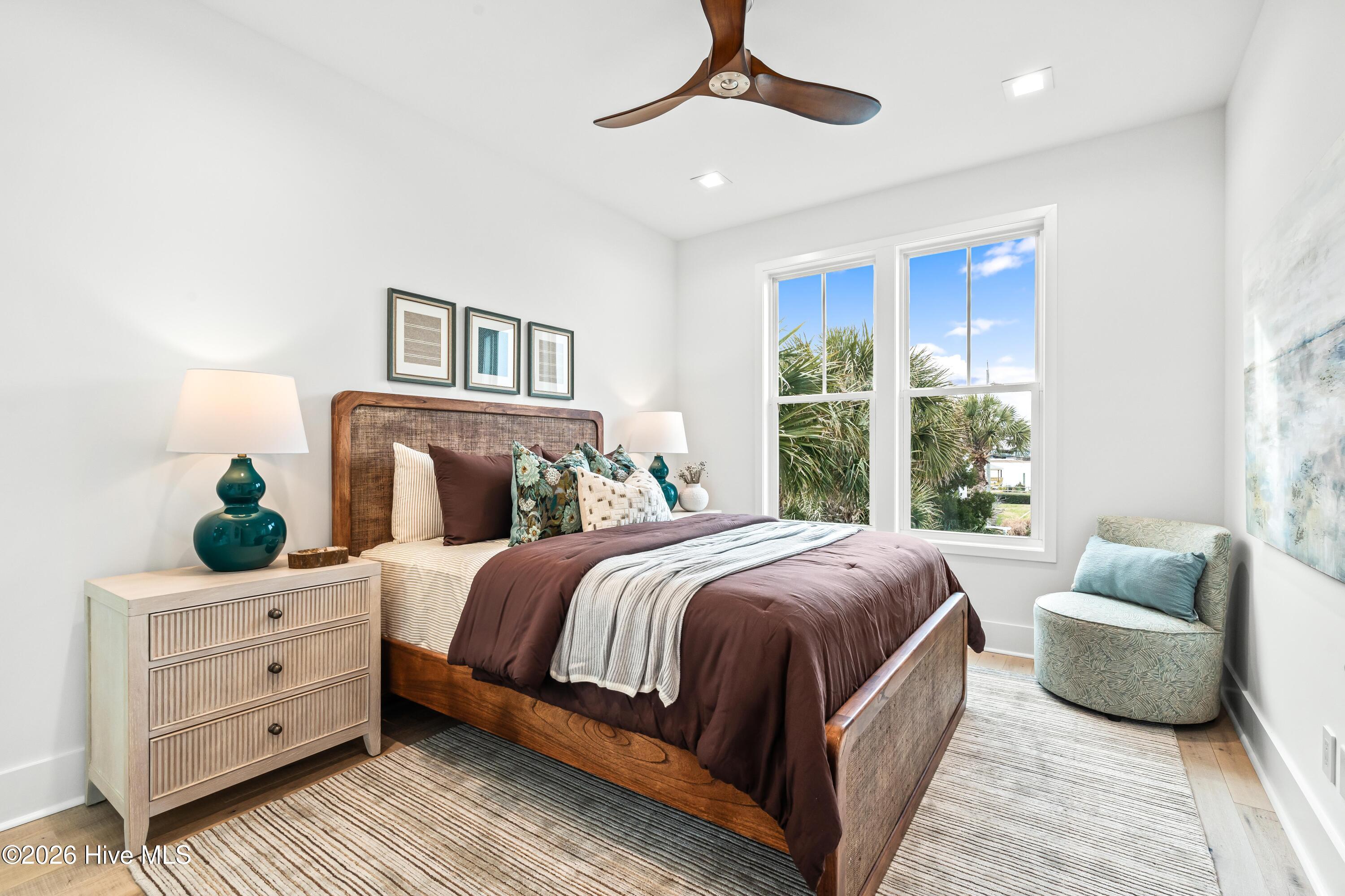 100558368 | Photo 51