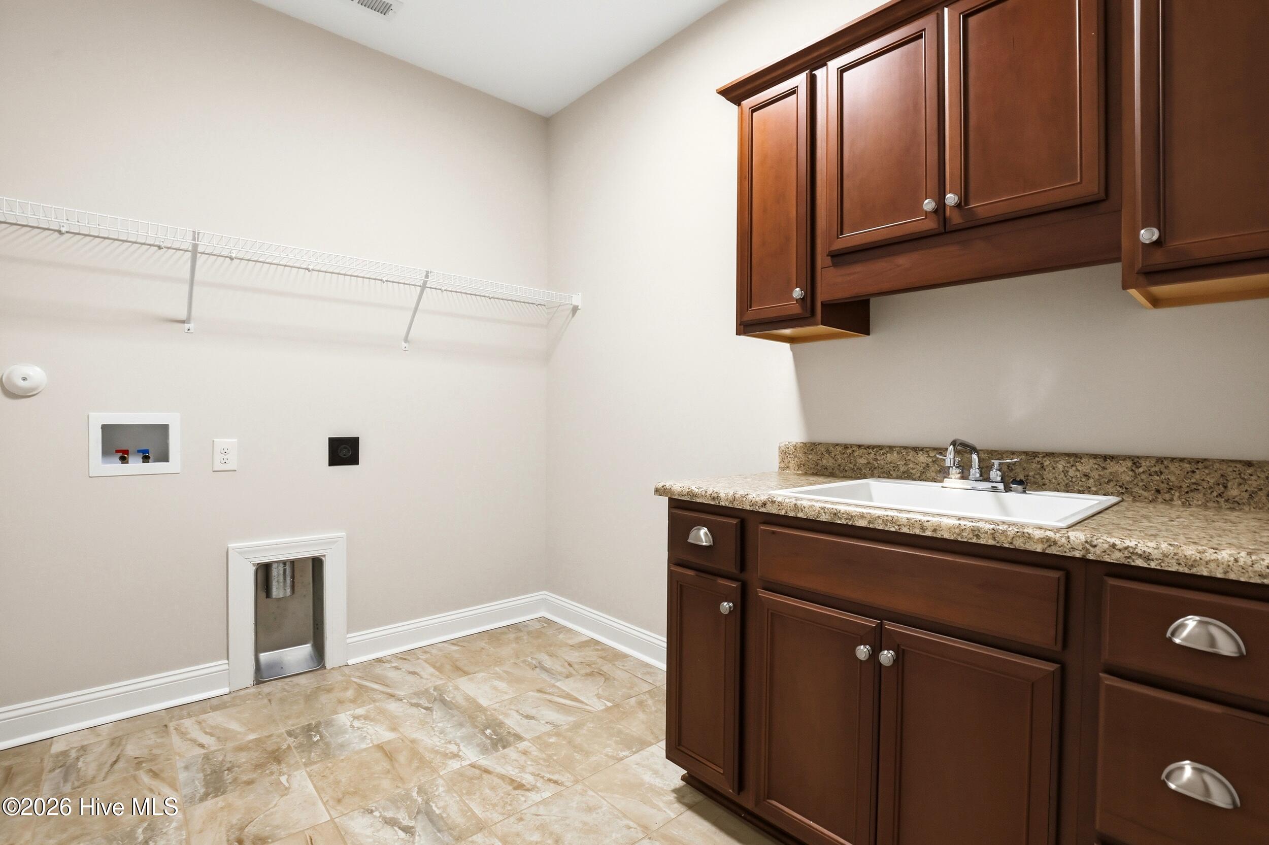 100569352 | Photo 47