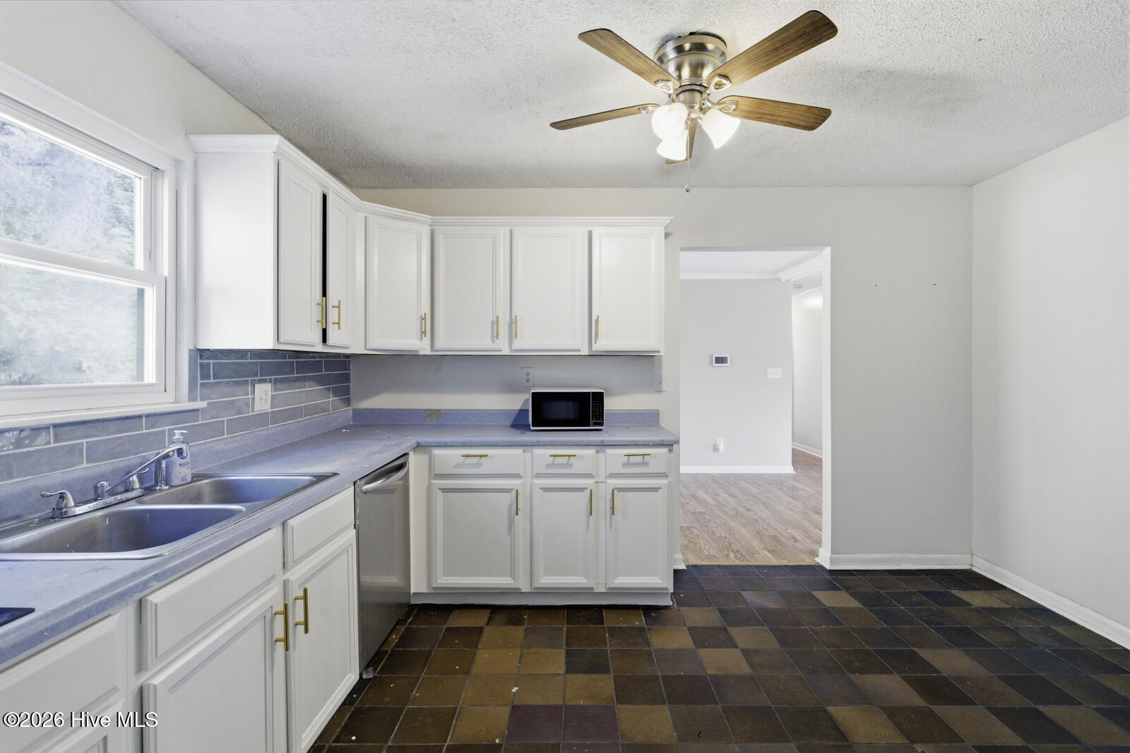 100566128 | Photo 11