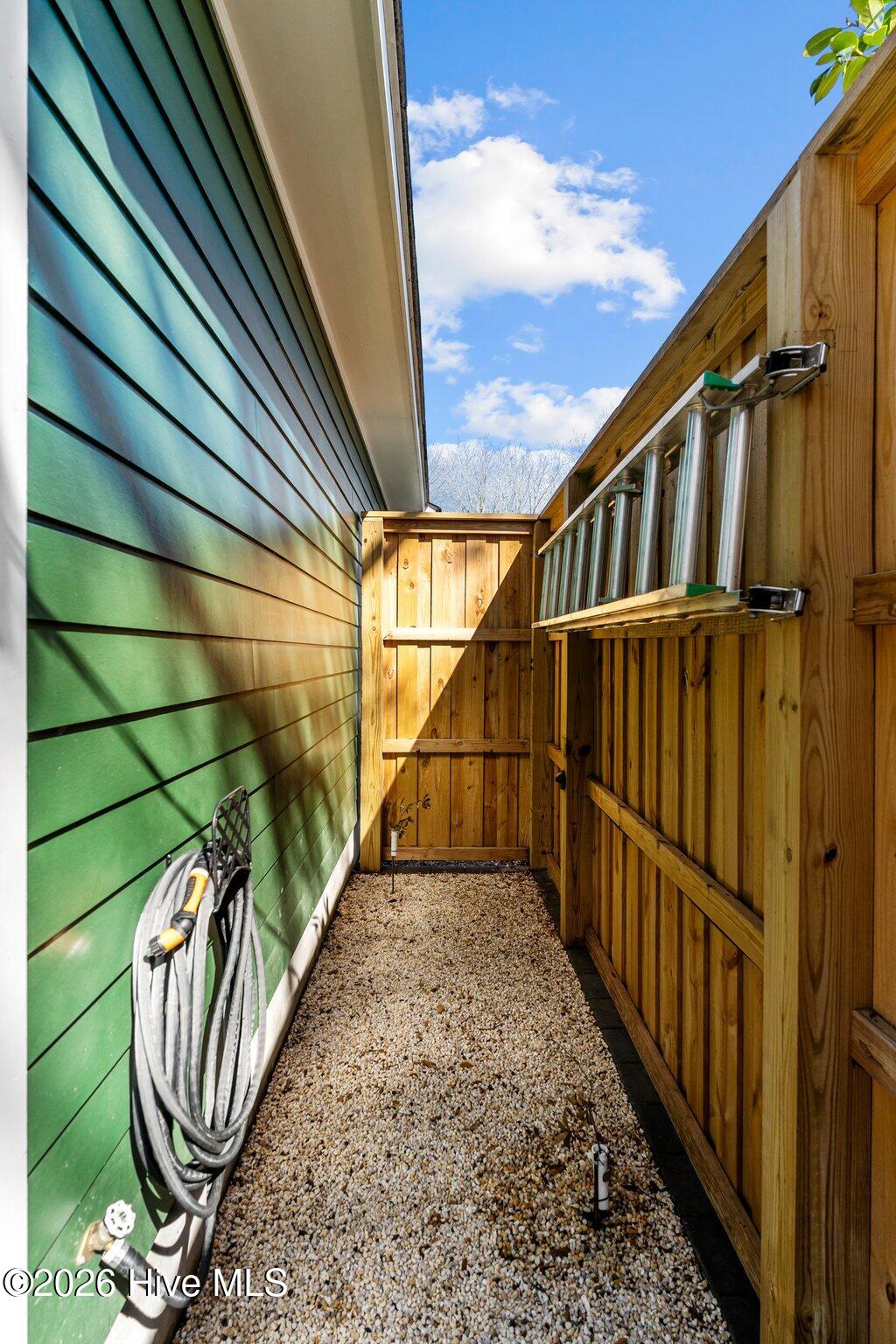 100557813 | Photo 58