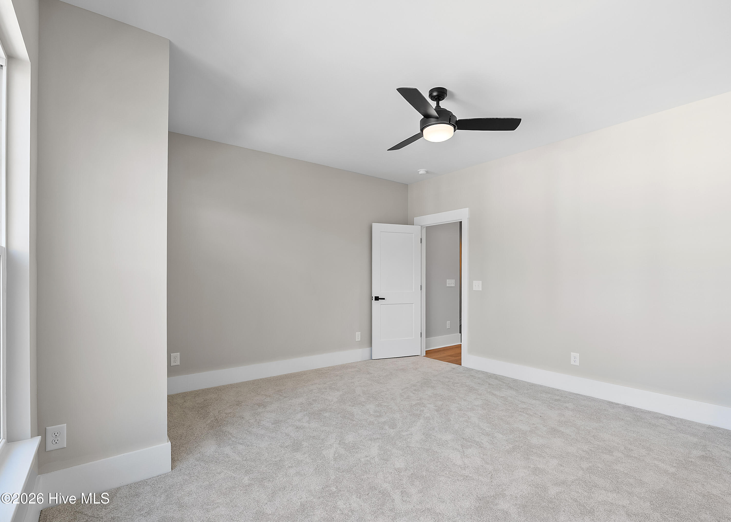 100566285 | Photo 29