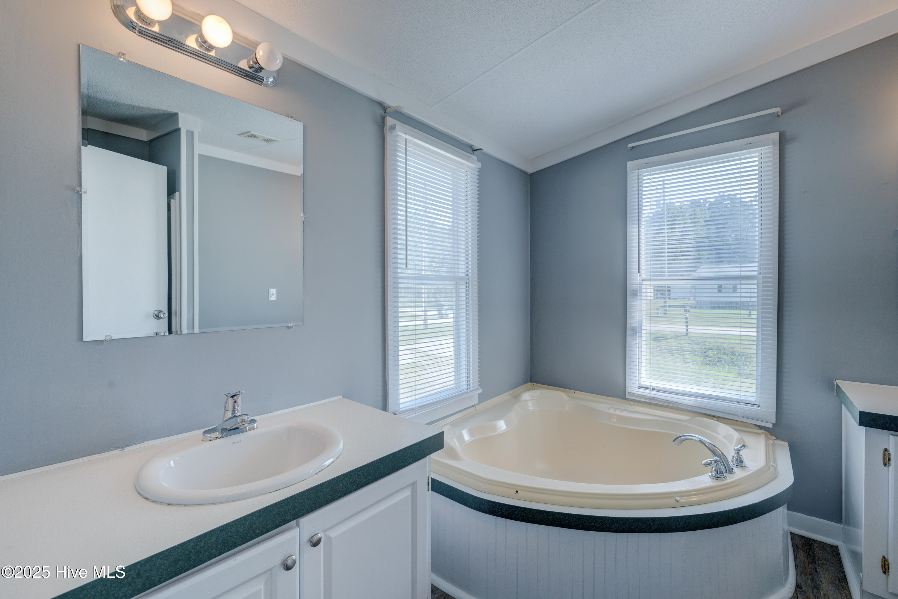 100516648 | Photo 26