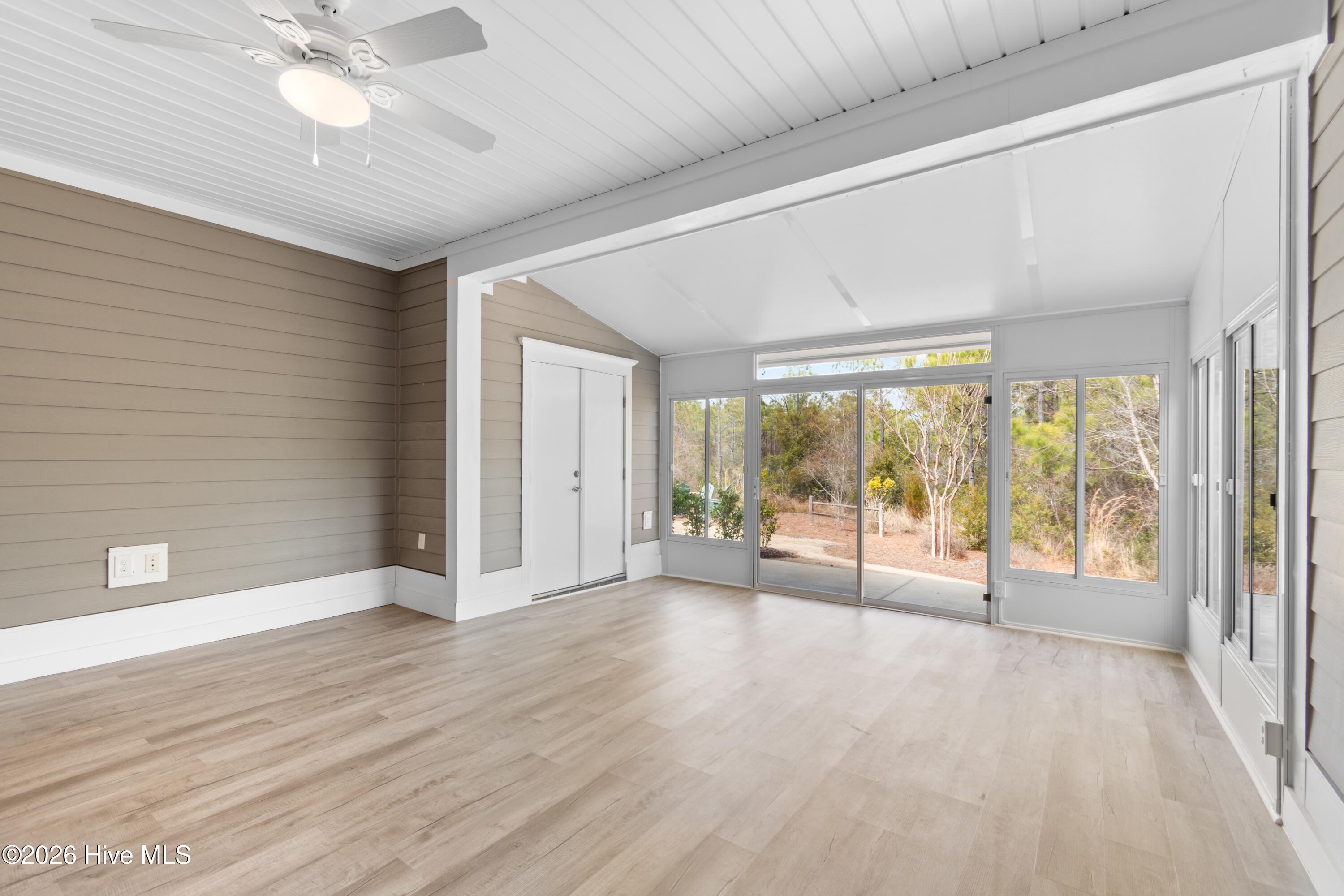 100549158 | Photo 16