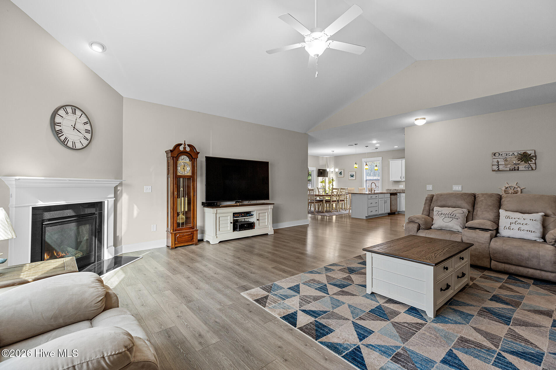 100550596 | Photo 12