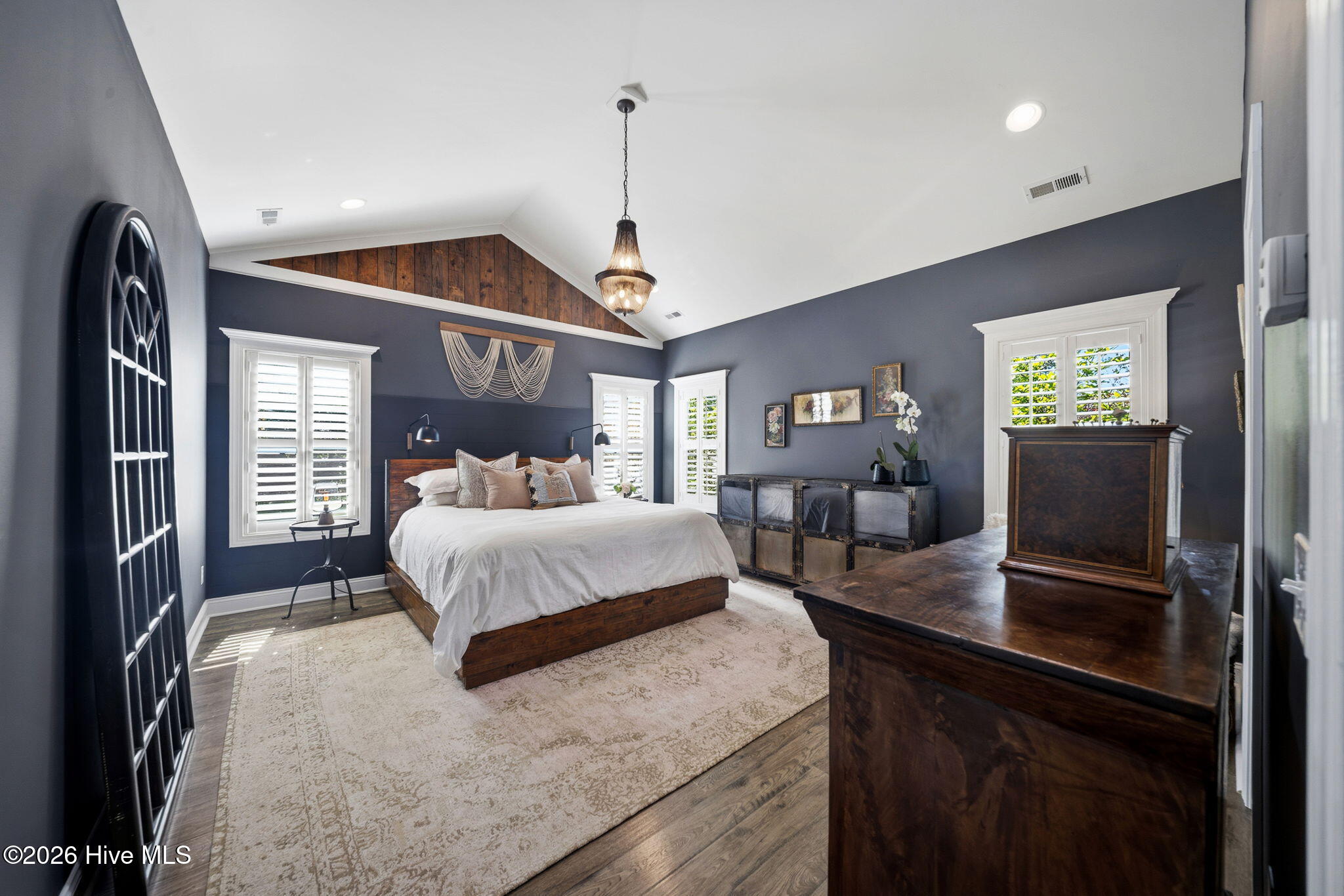 100565702 | Photo 18