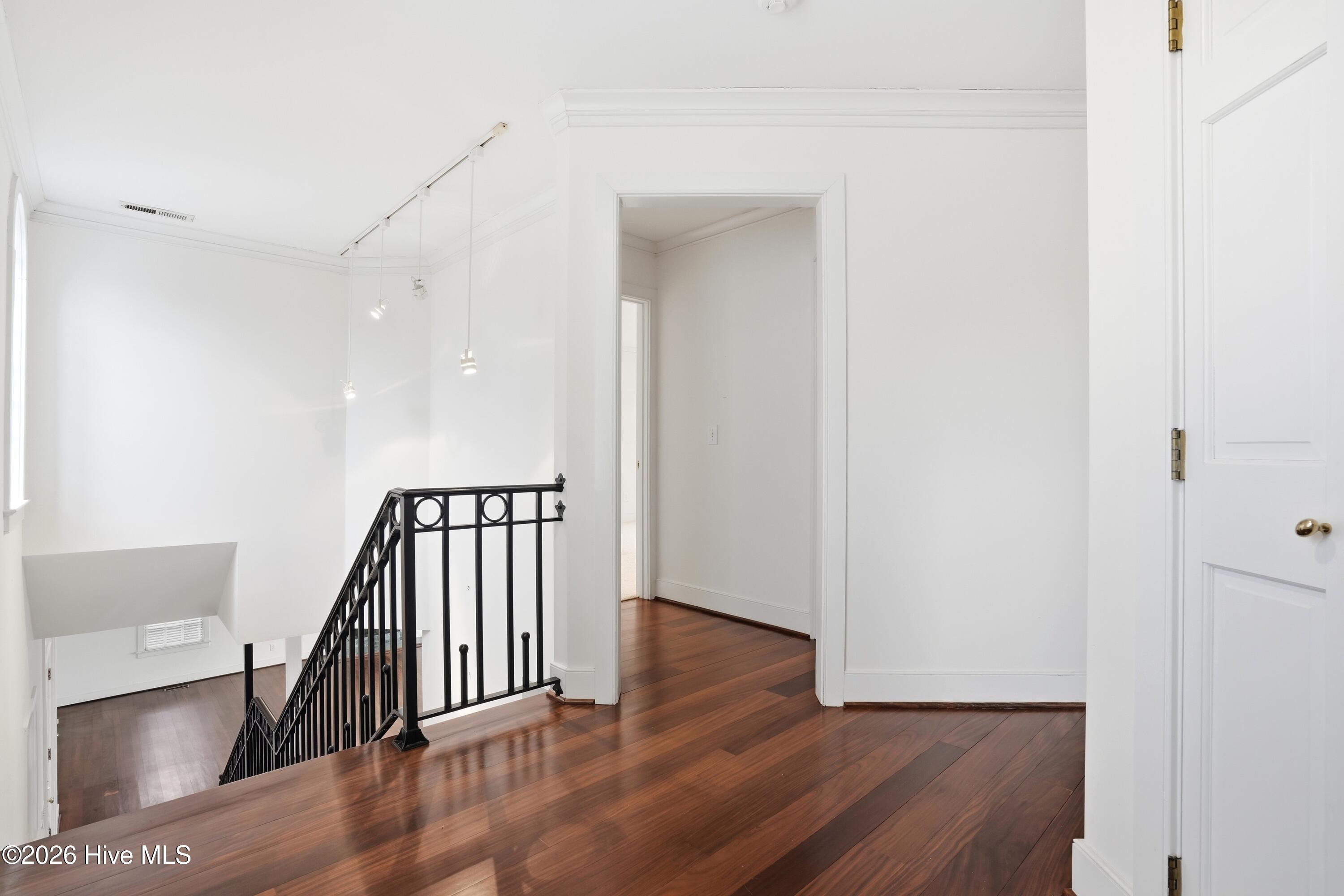 100556046 | Photo 64