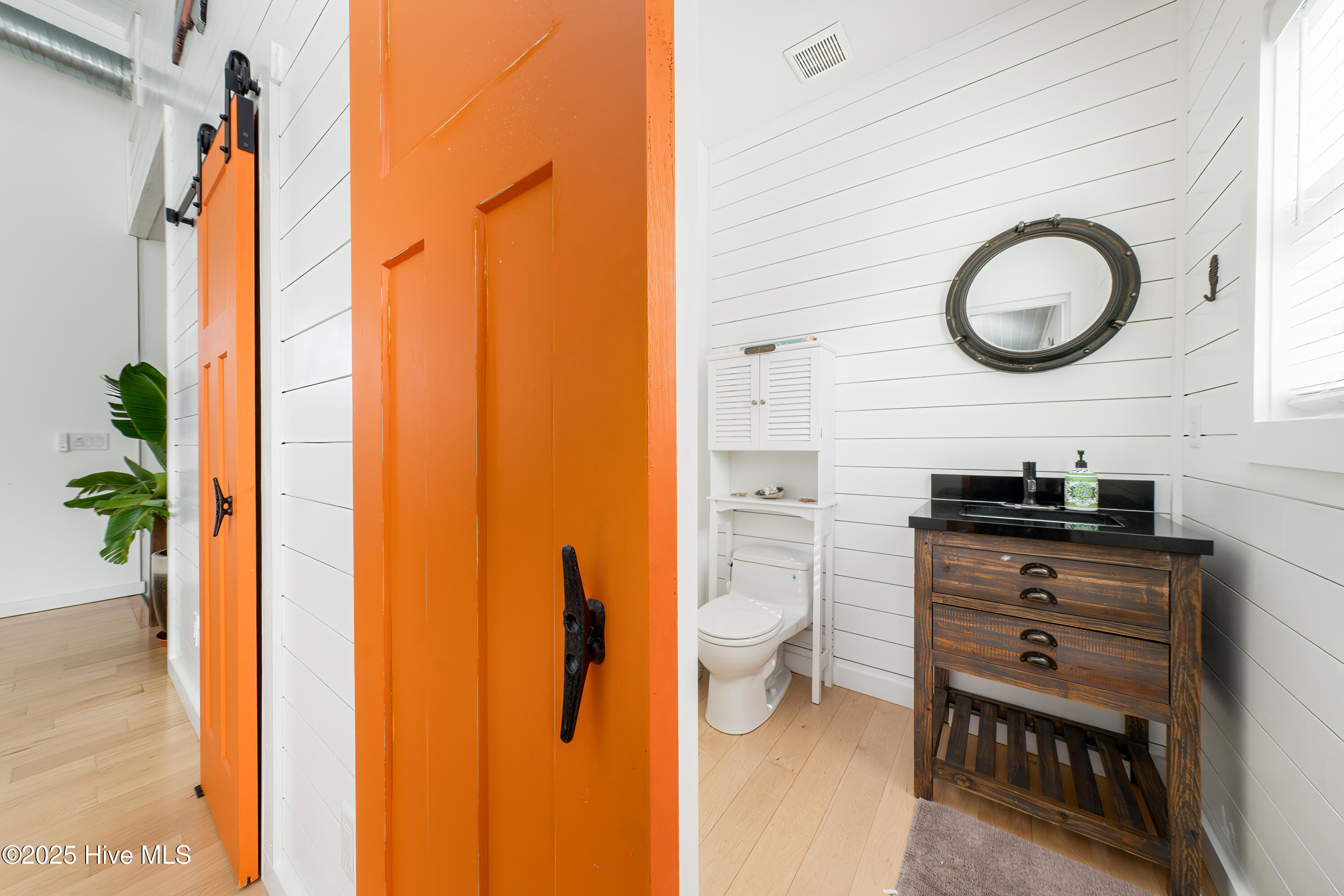 100494864 | Photo 14