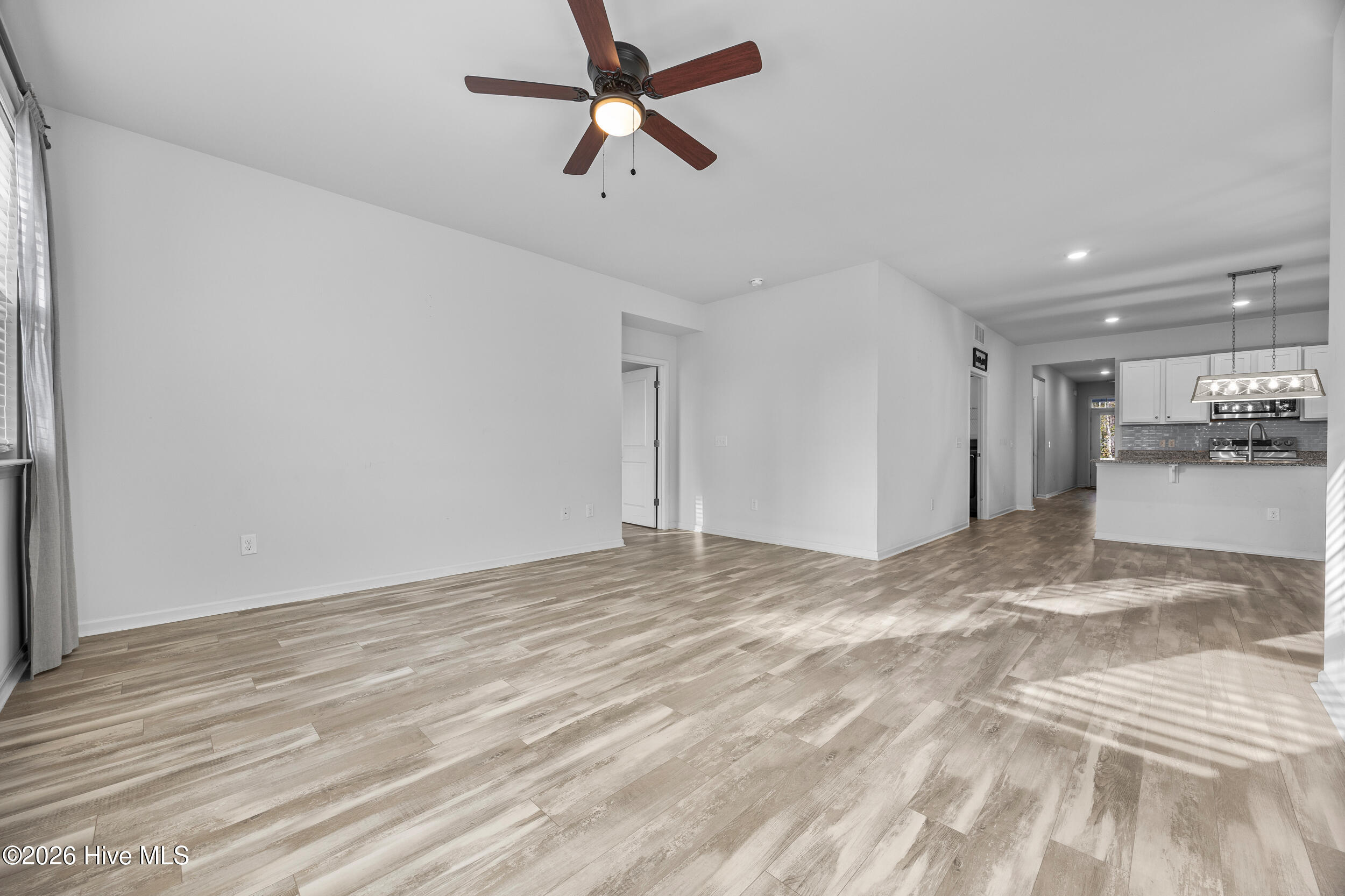 100552645 | Photo 24