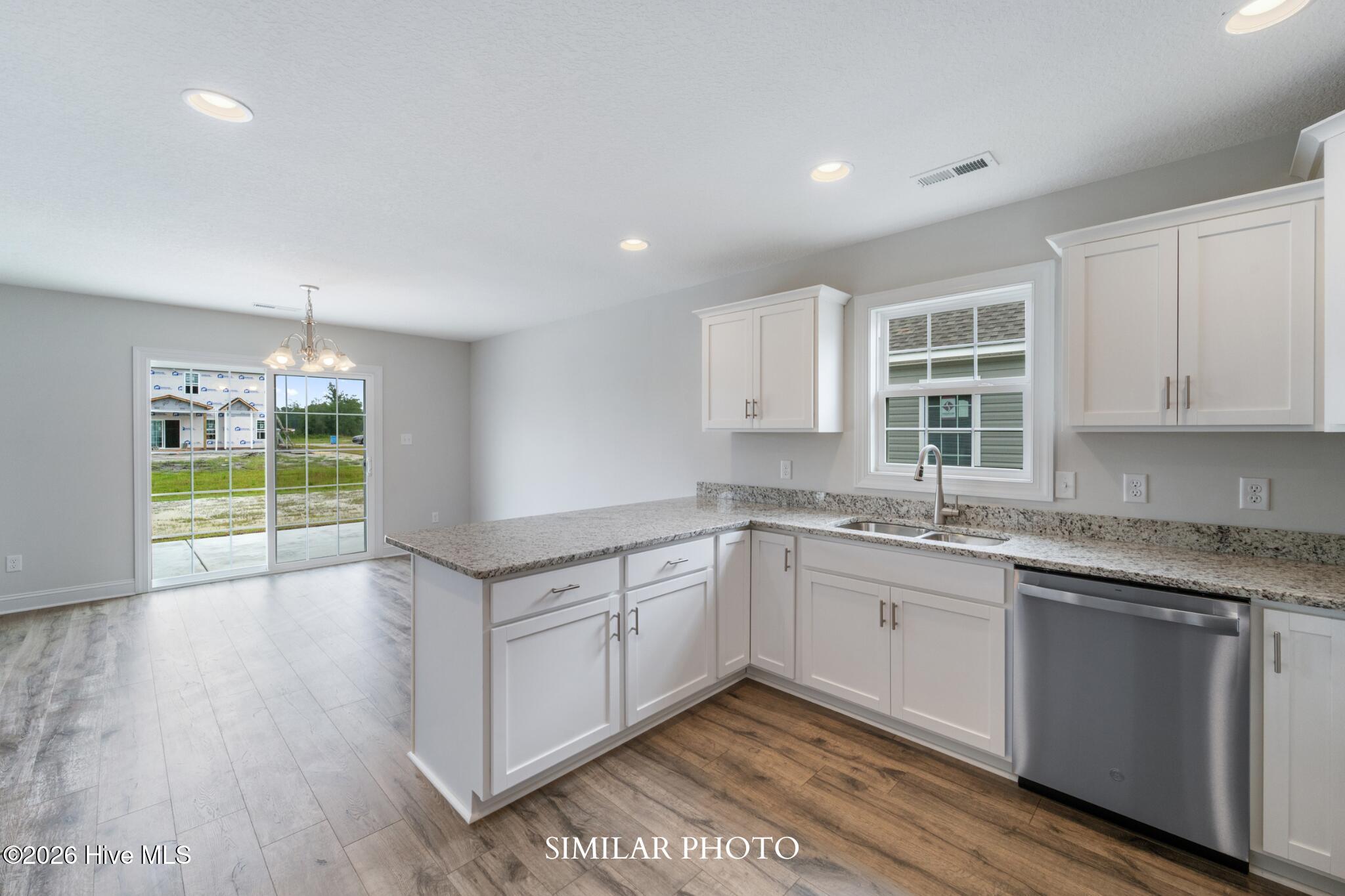 100561344 | Photo 13