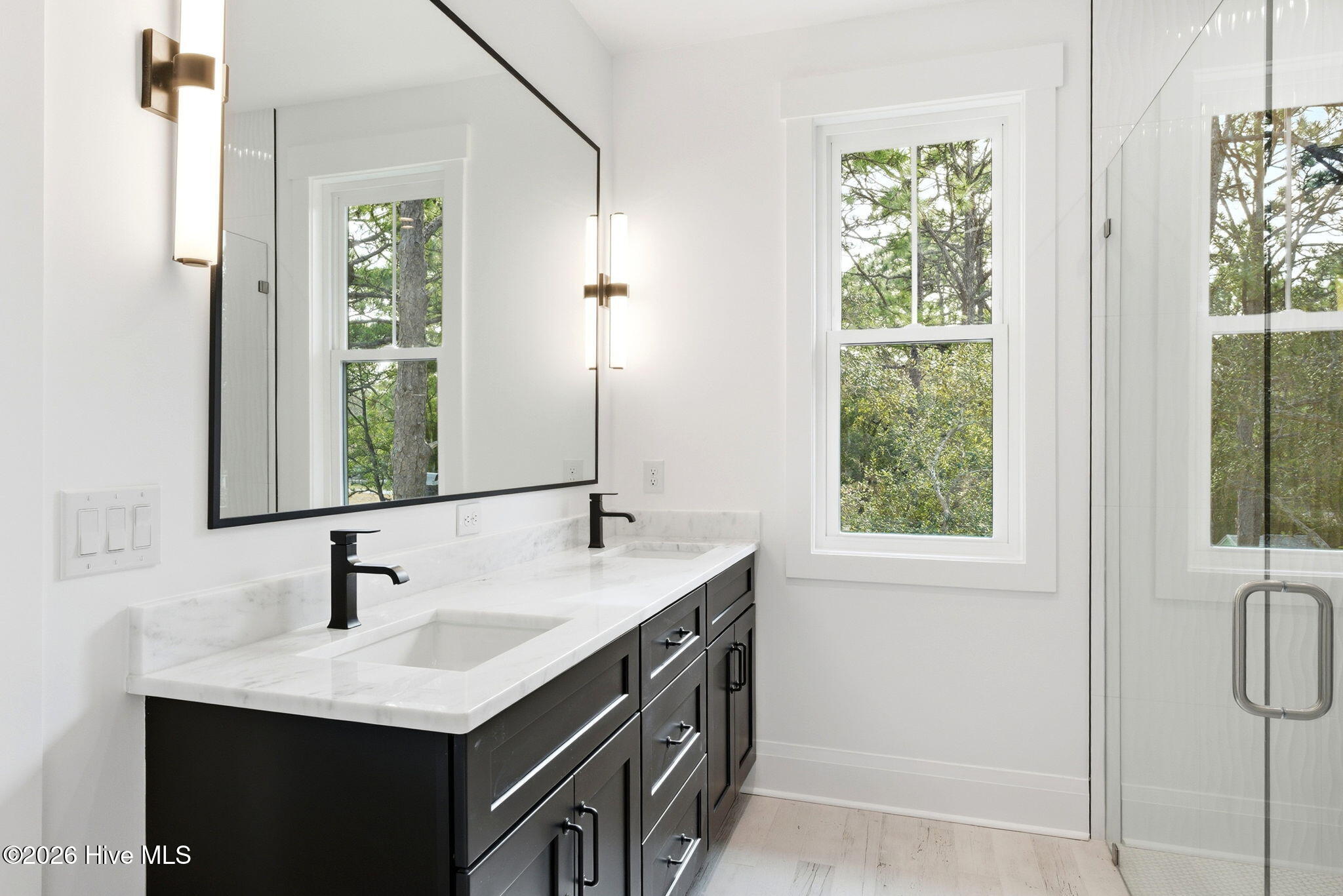 100554131 | Photo 33