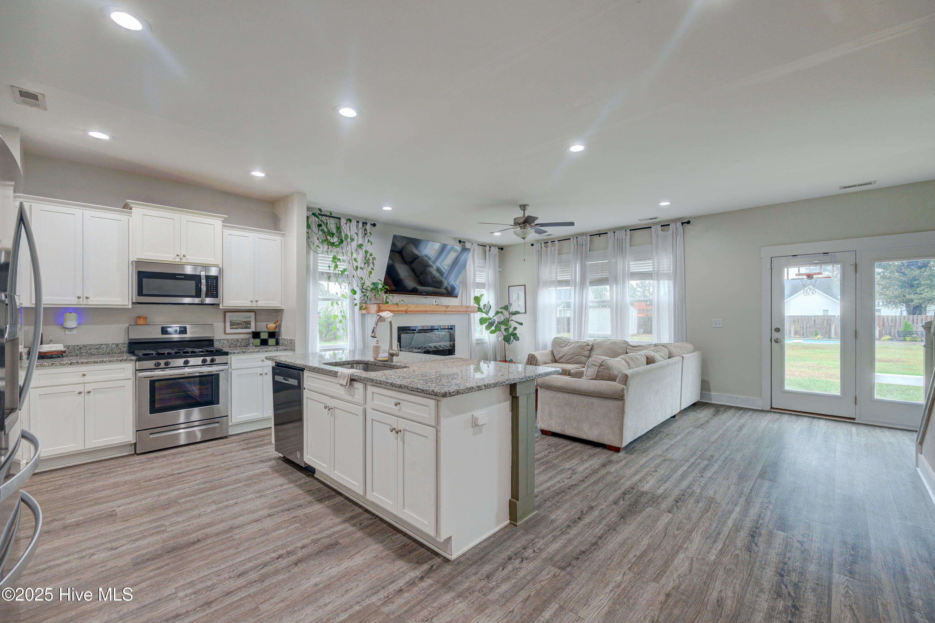 100534229 | Photo 16