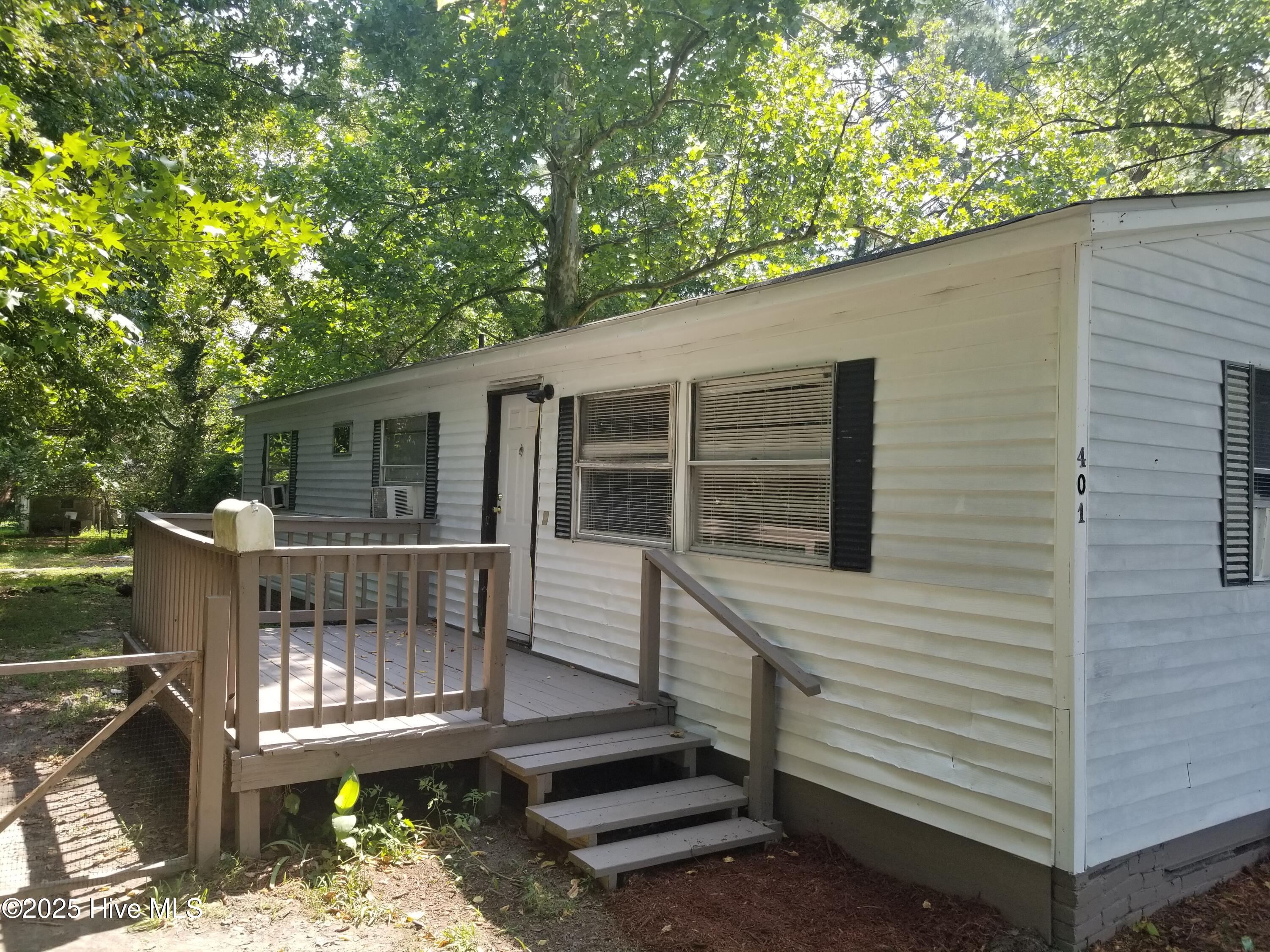 3 bedroom 2 bath modular that is in the city limits of Williamston.  Tenant occupied.  Please make a 24 hour advance notice before showing. A great investment property.