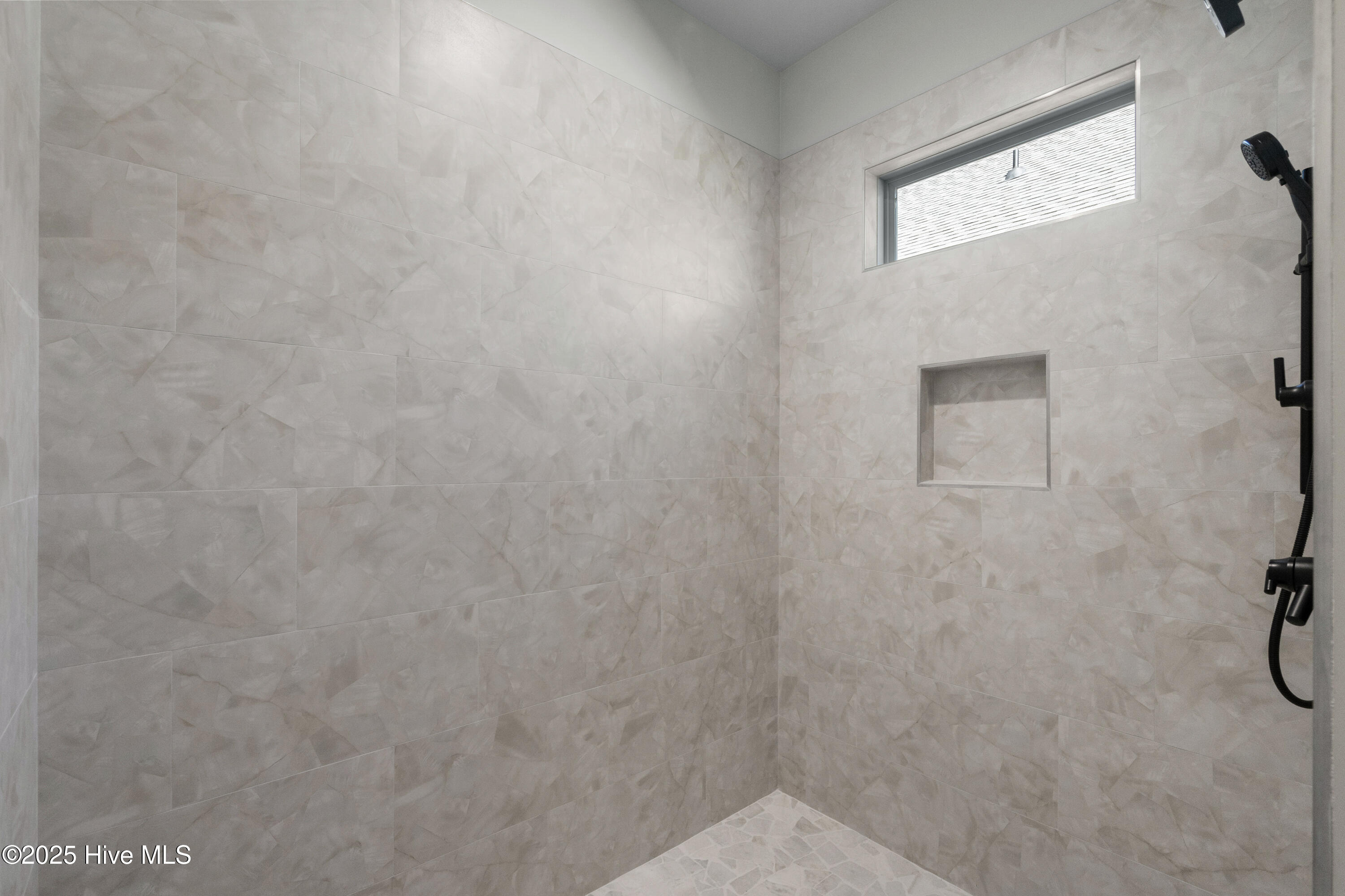 100487215 | Photo 33