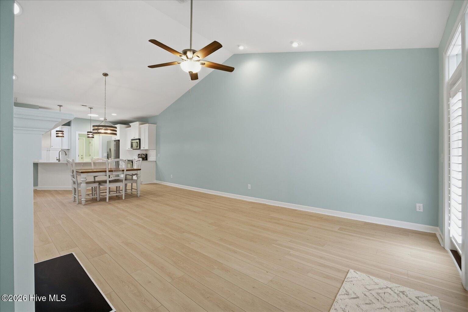 100568811 | Photo 23