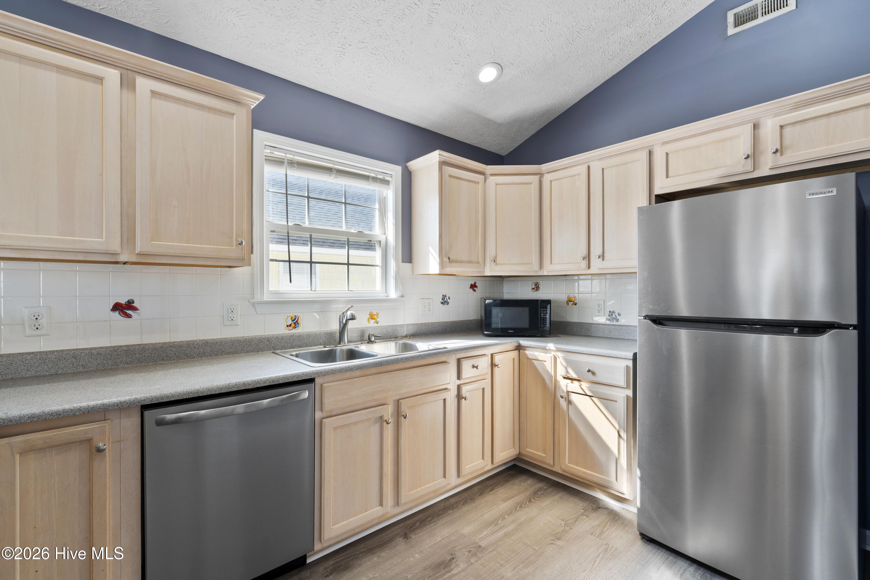 100554105 | Photo 11